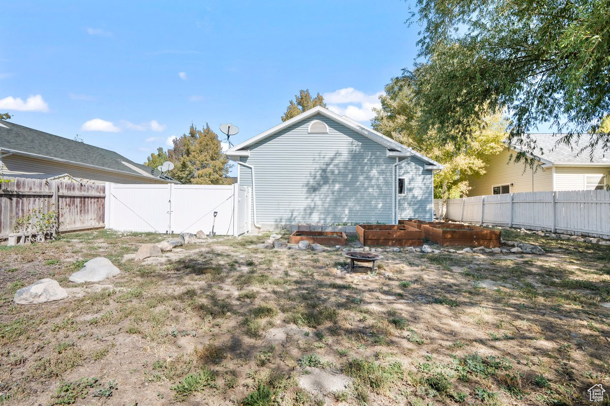 1858 E PINION CIR