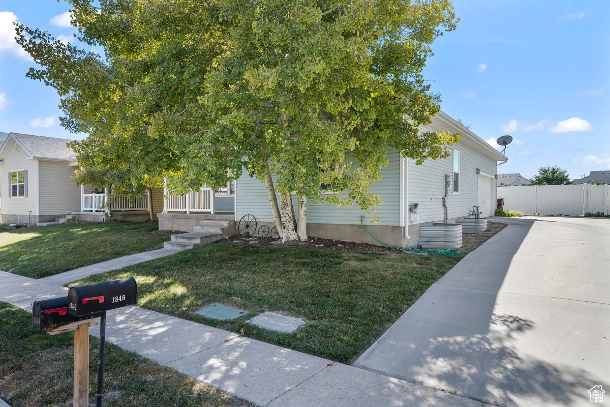 1858 E PINION CIR