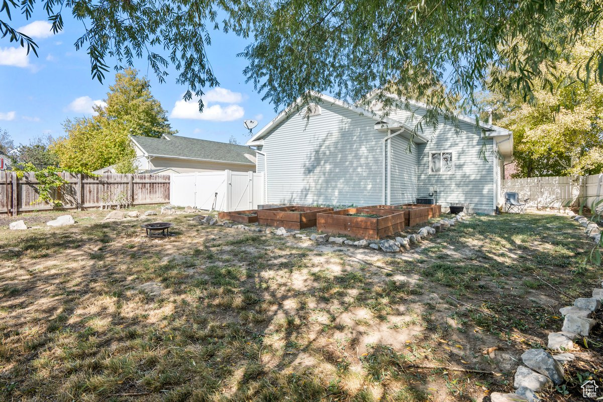 1858 E PINION CIR
