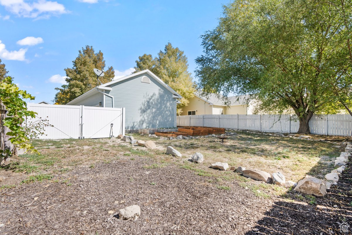 1858 E PINION CIR