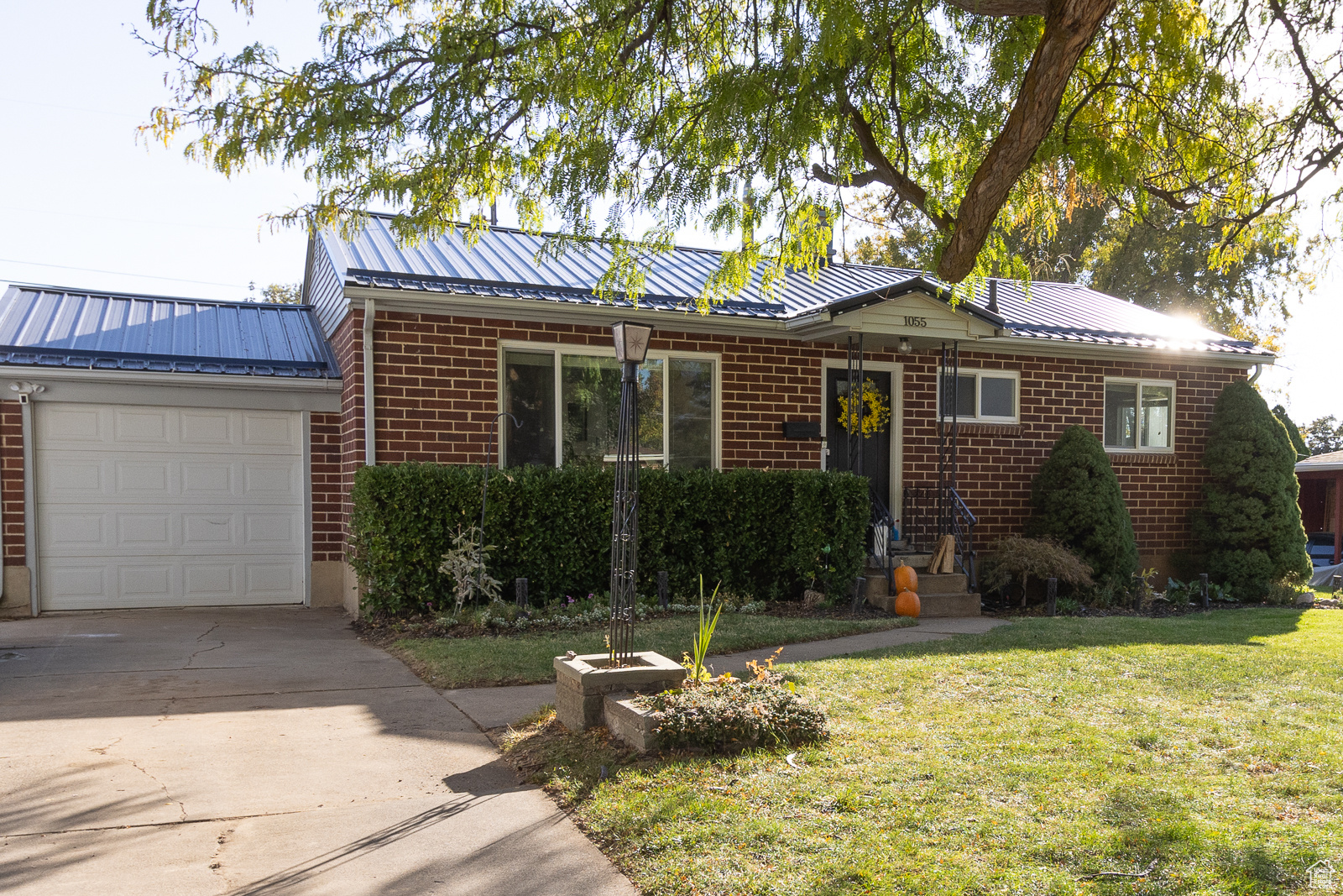 1055 E SHERWOOD DR