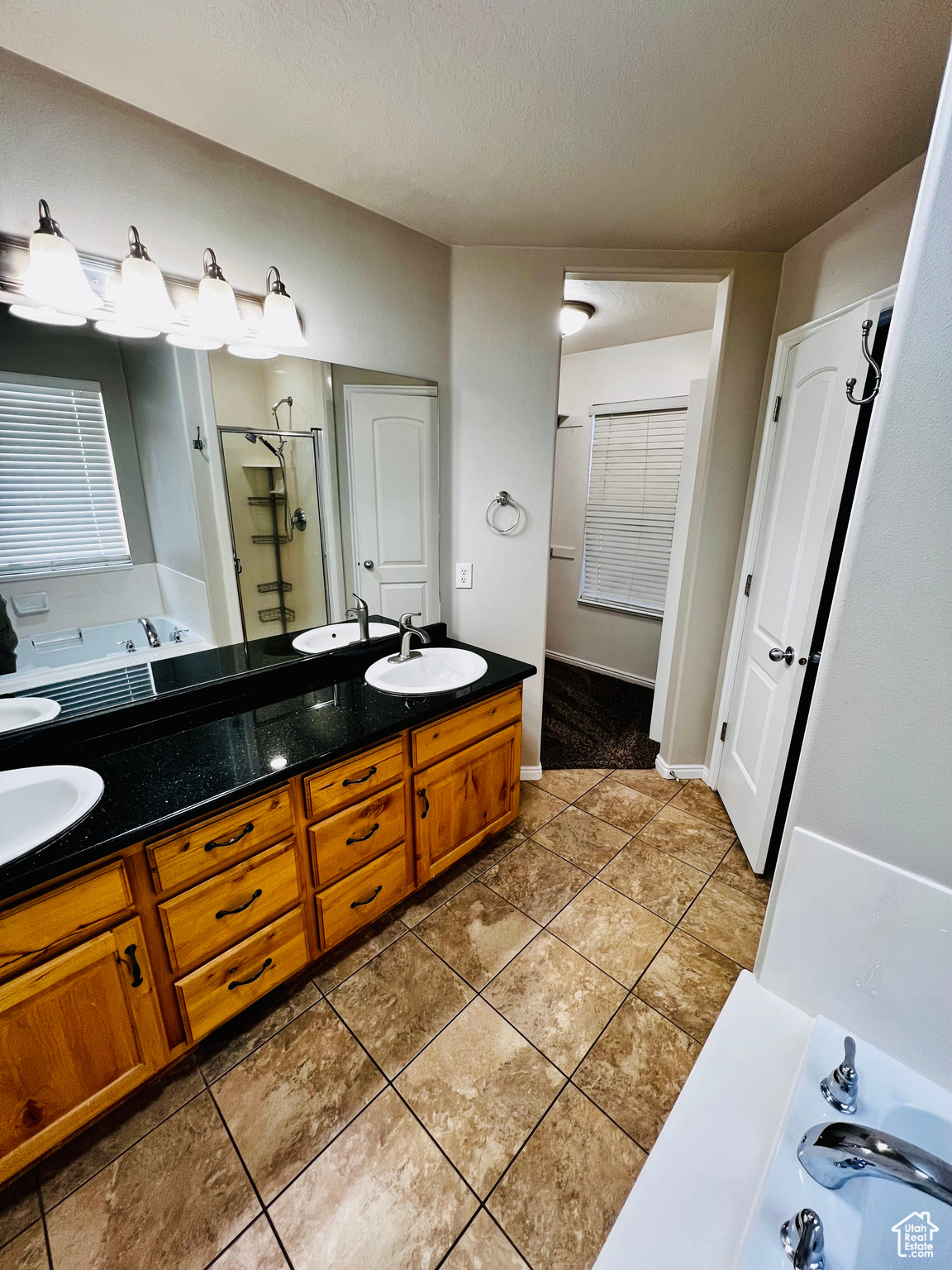 2358 S HUNTER DR