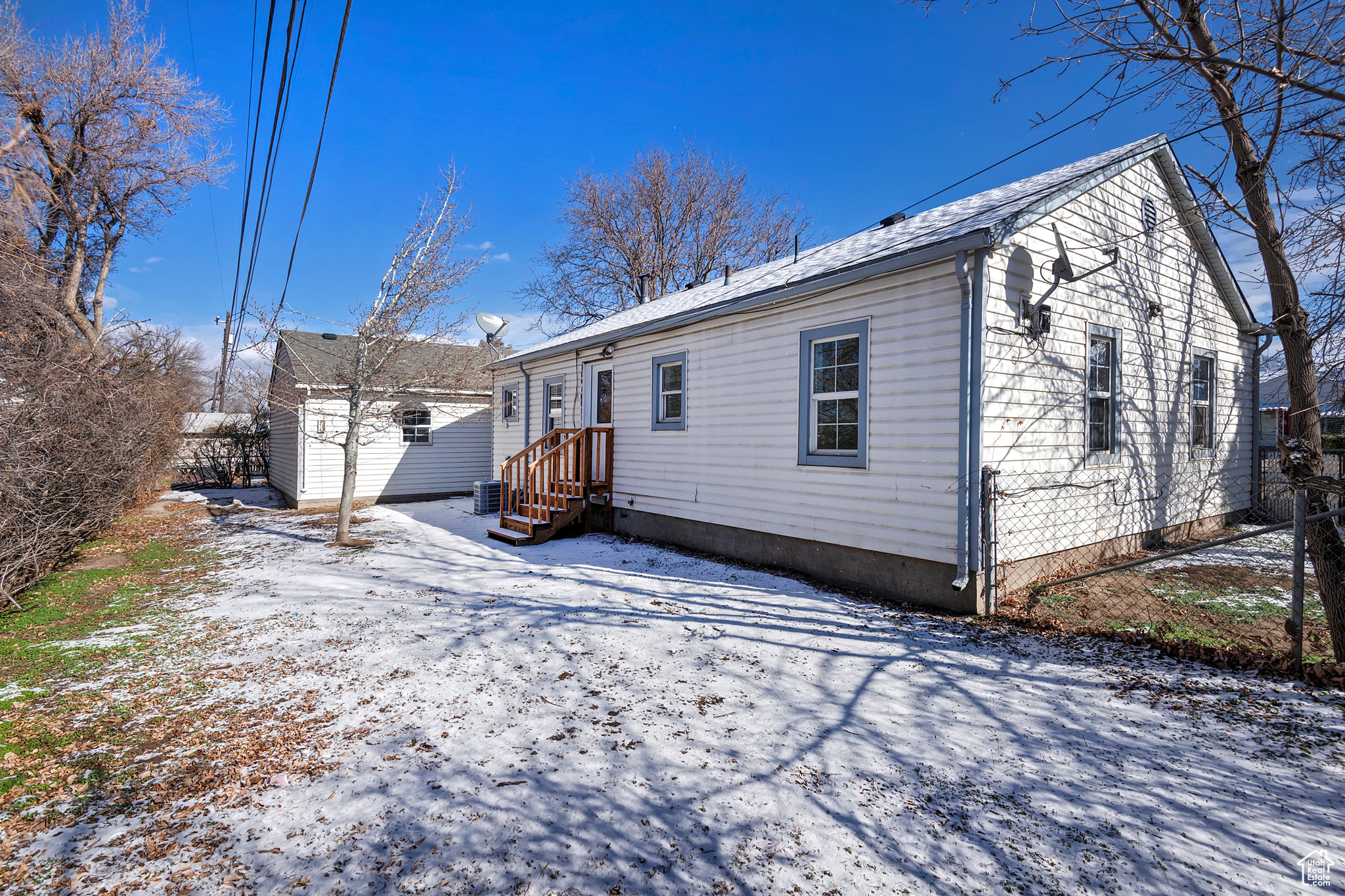 7468 S LOCUST ST