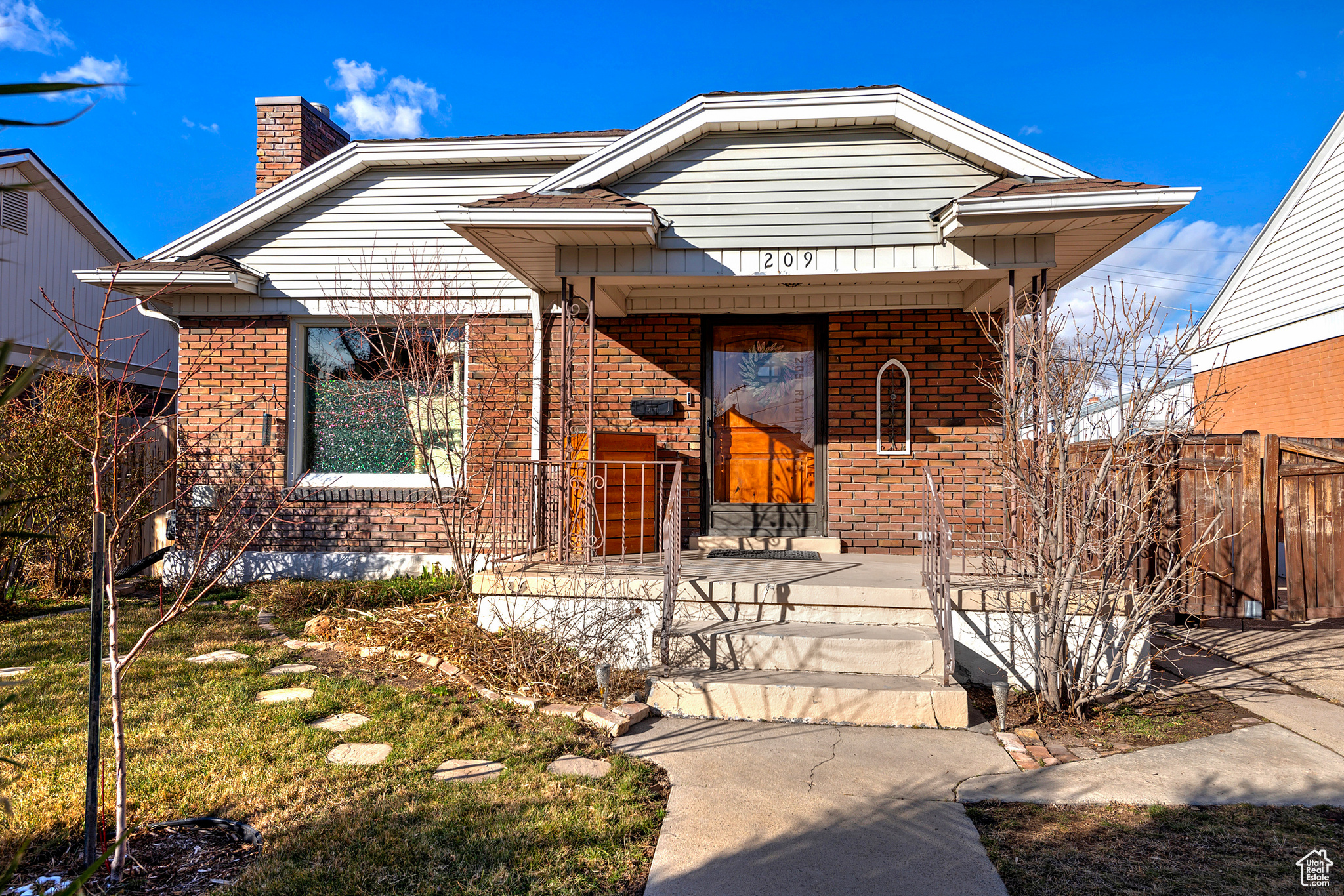 209 E RAMONA AVE