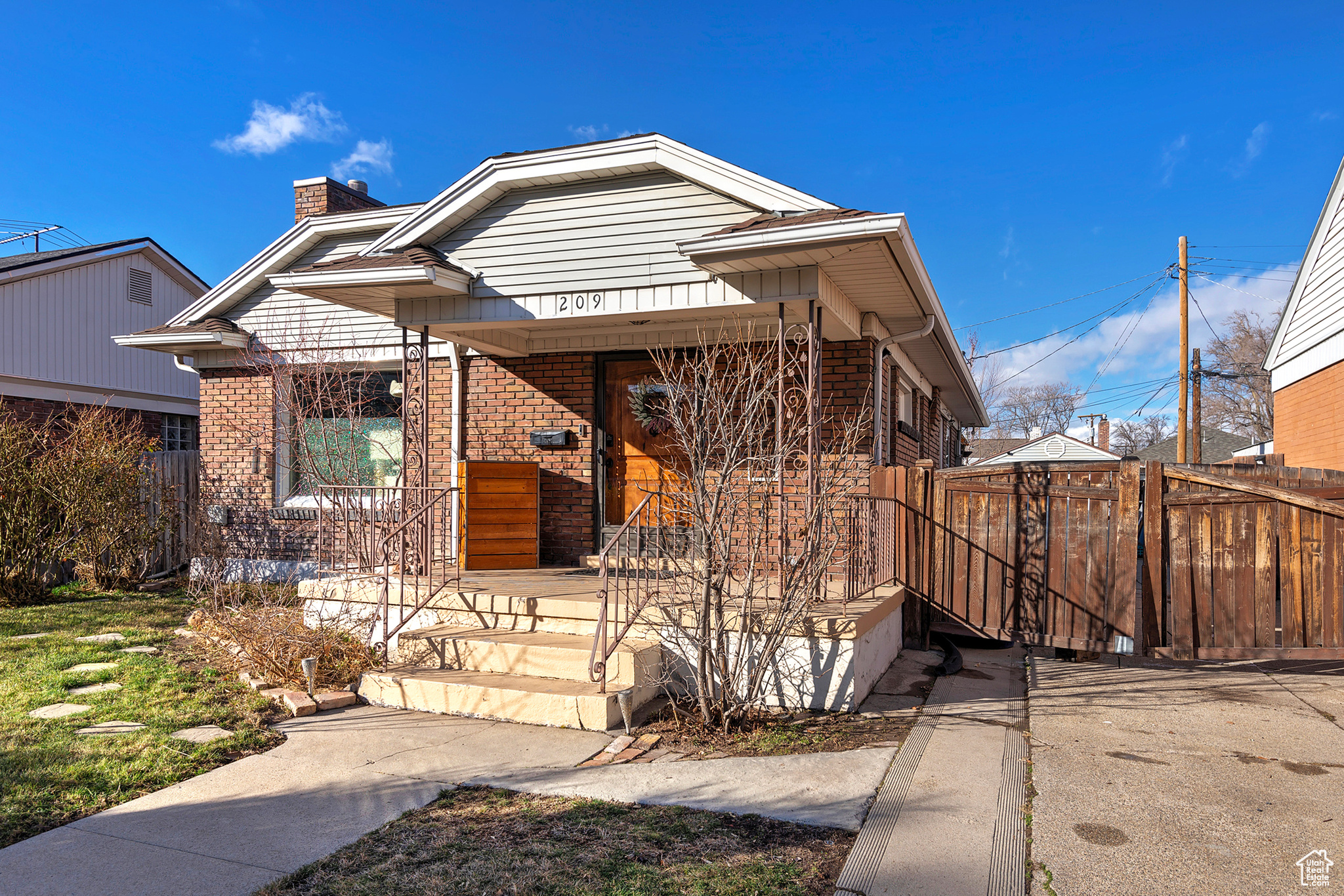 209 E RAMONA AVE