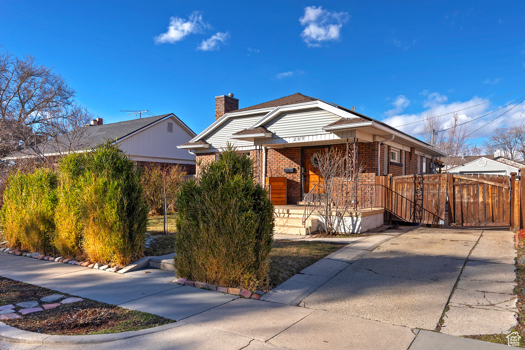 209 E RAMONA AVE