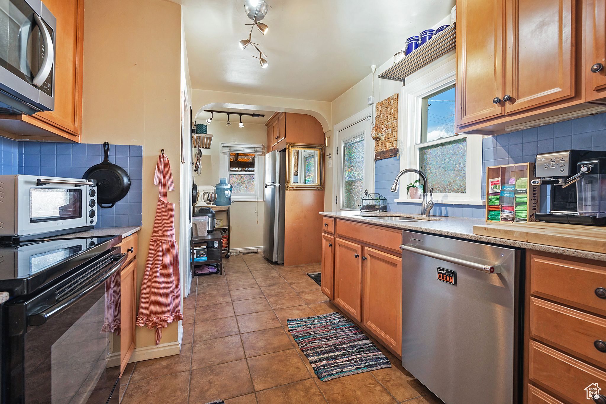 209 E RAMONA AVE