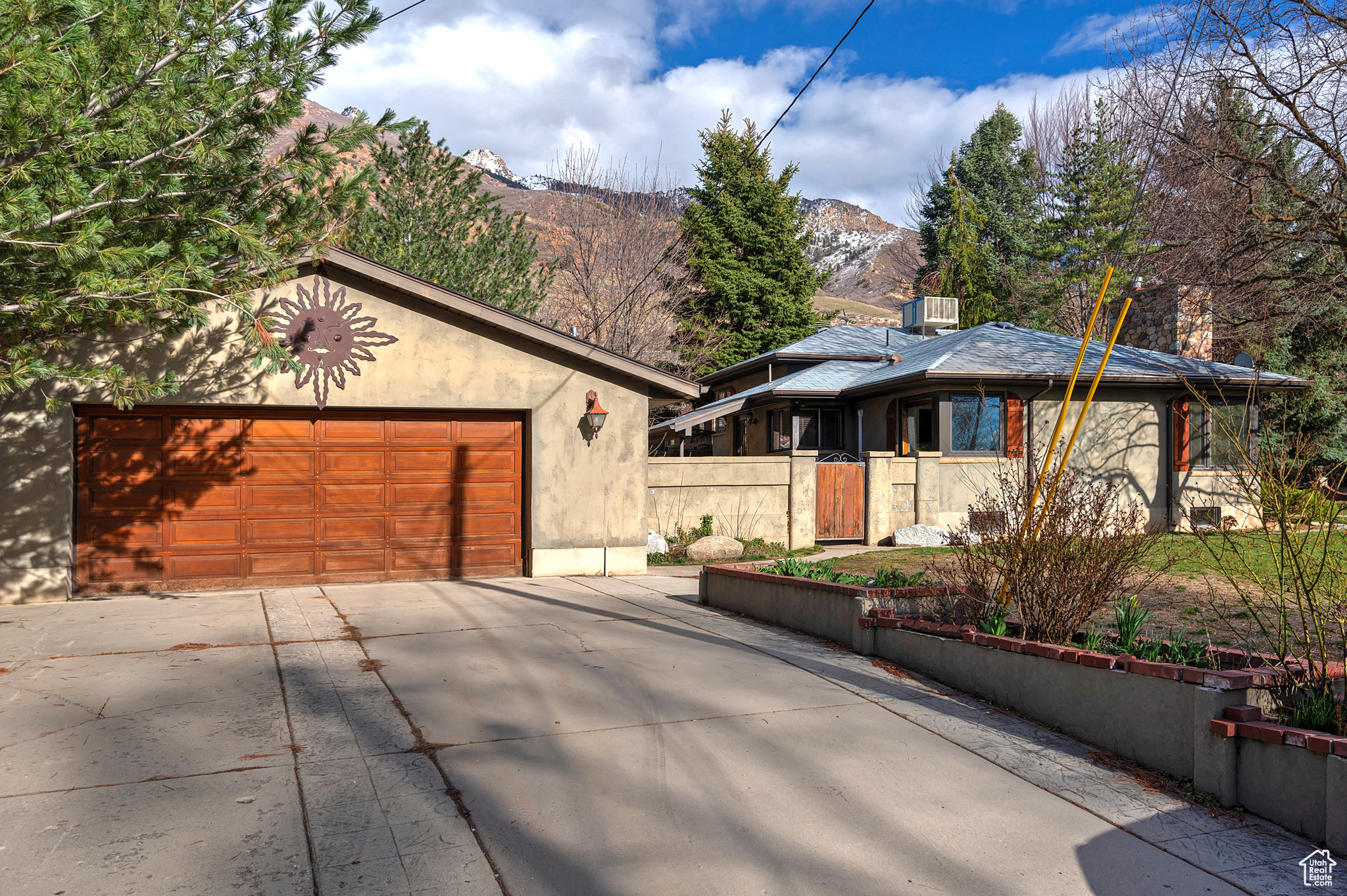 2755 E HILLSDEN DR