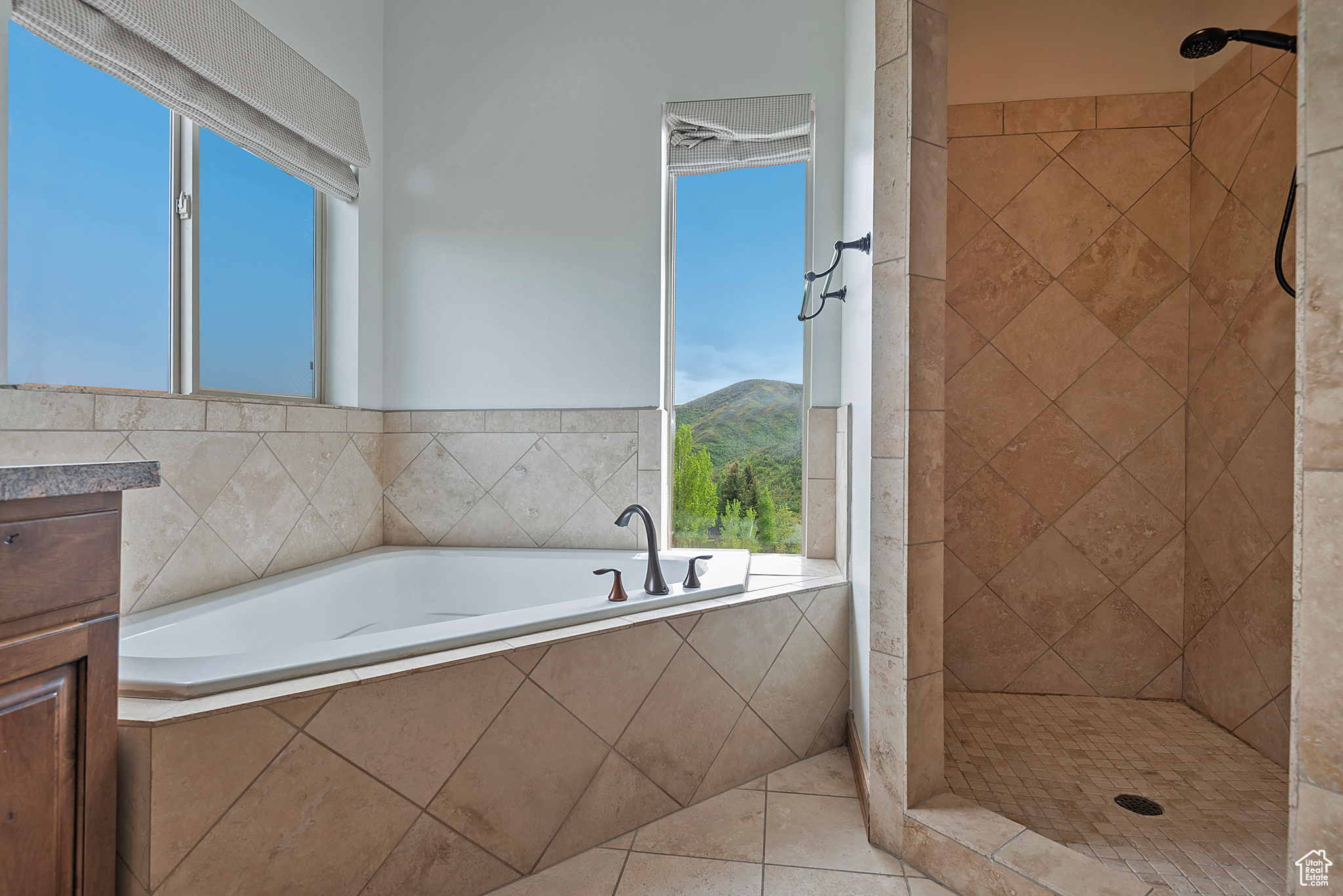 1604 E TRAIL CREST CT