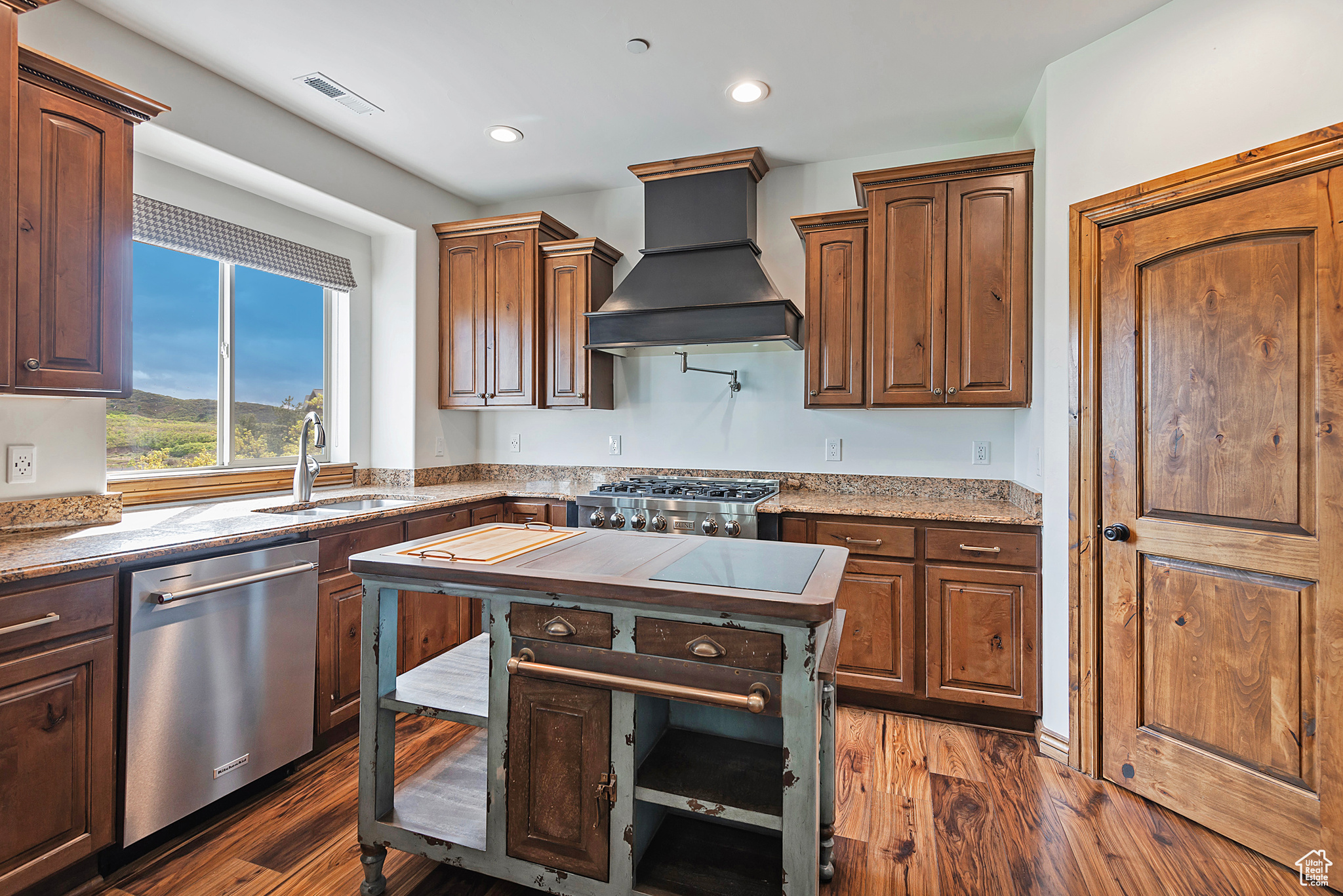 1604 E TRAIL CREST CT