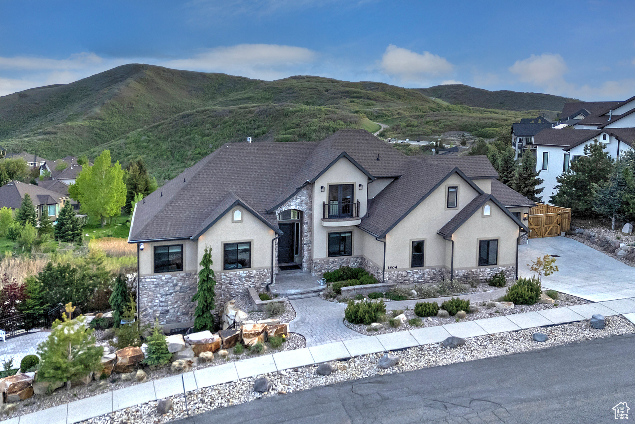 1604 E TRAIL CREST CT