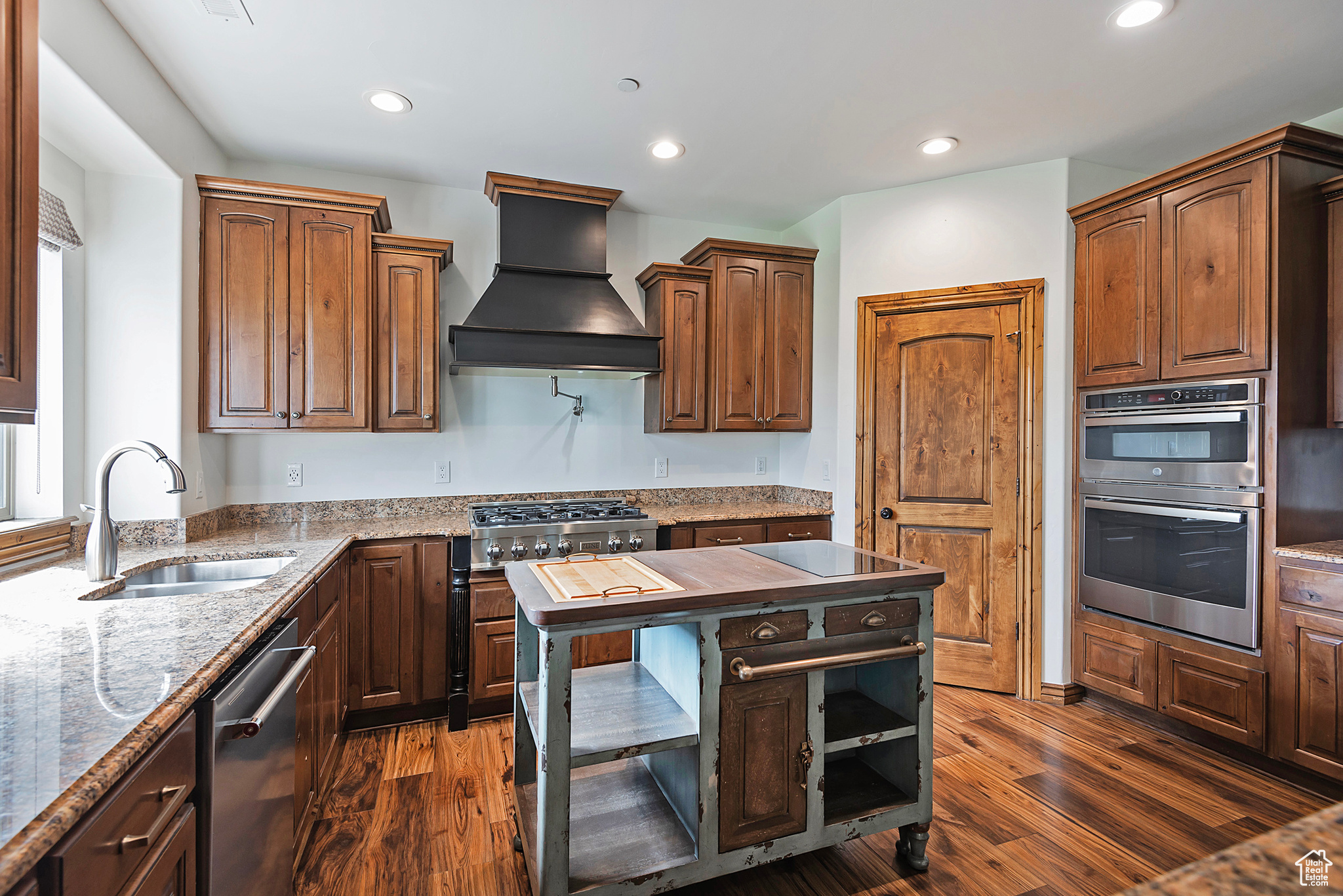 1604 E TRAIL CREST CT