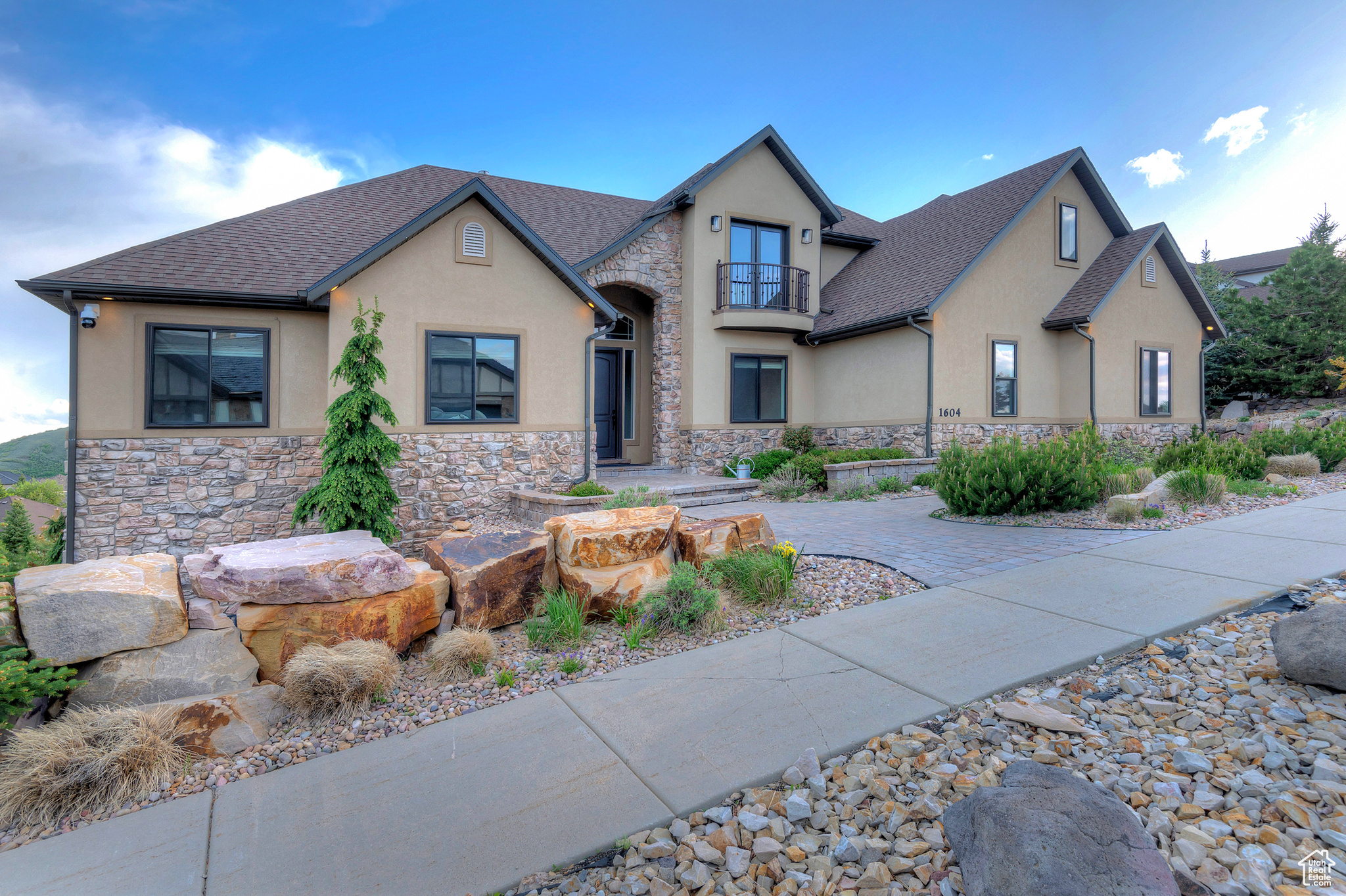 1604 E TRAIL CREST CT