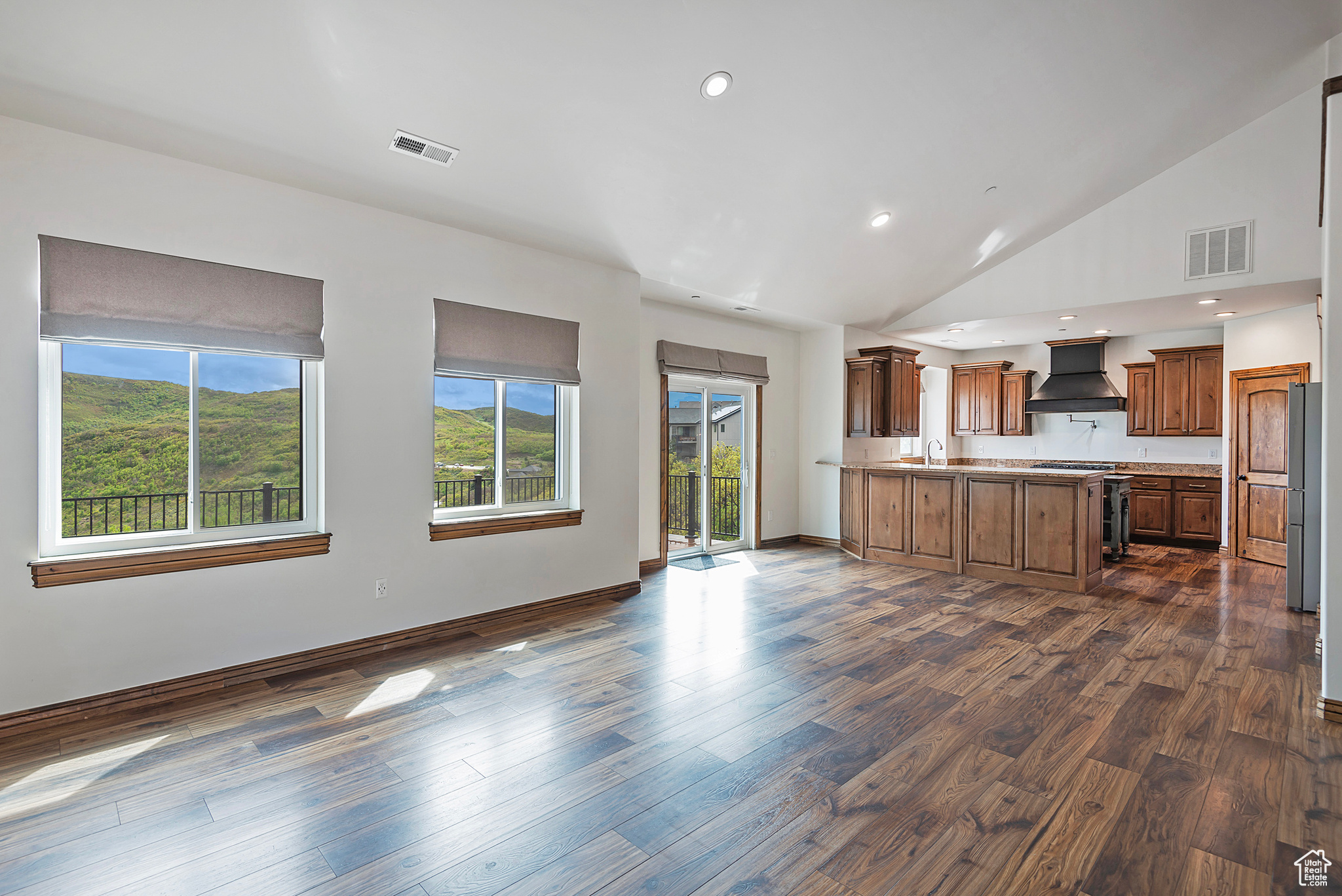 1604 E TRAIL CREST CT