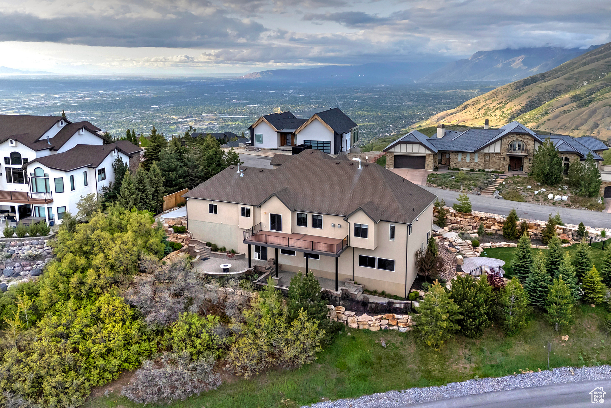 1604 E TRAIL CREST CT