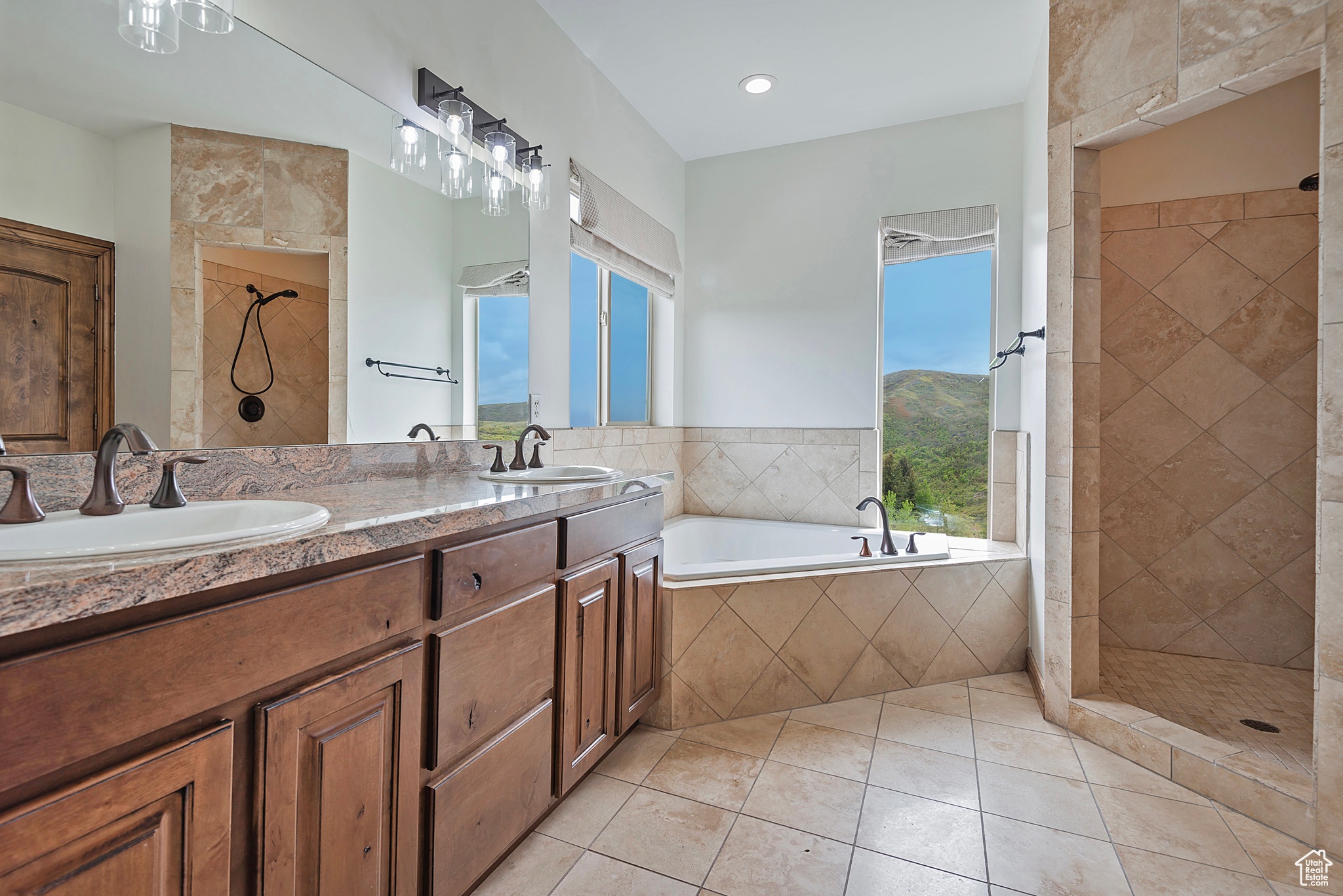 1604 E TRAIL CREST CT