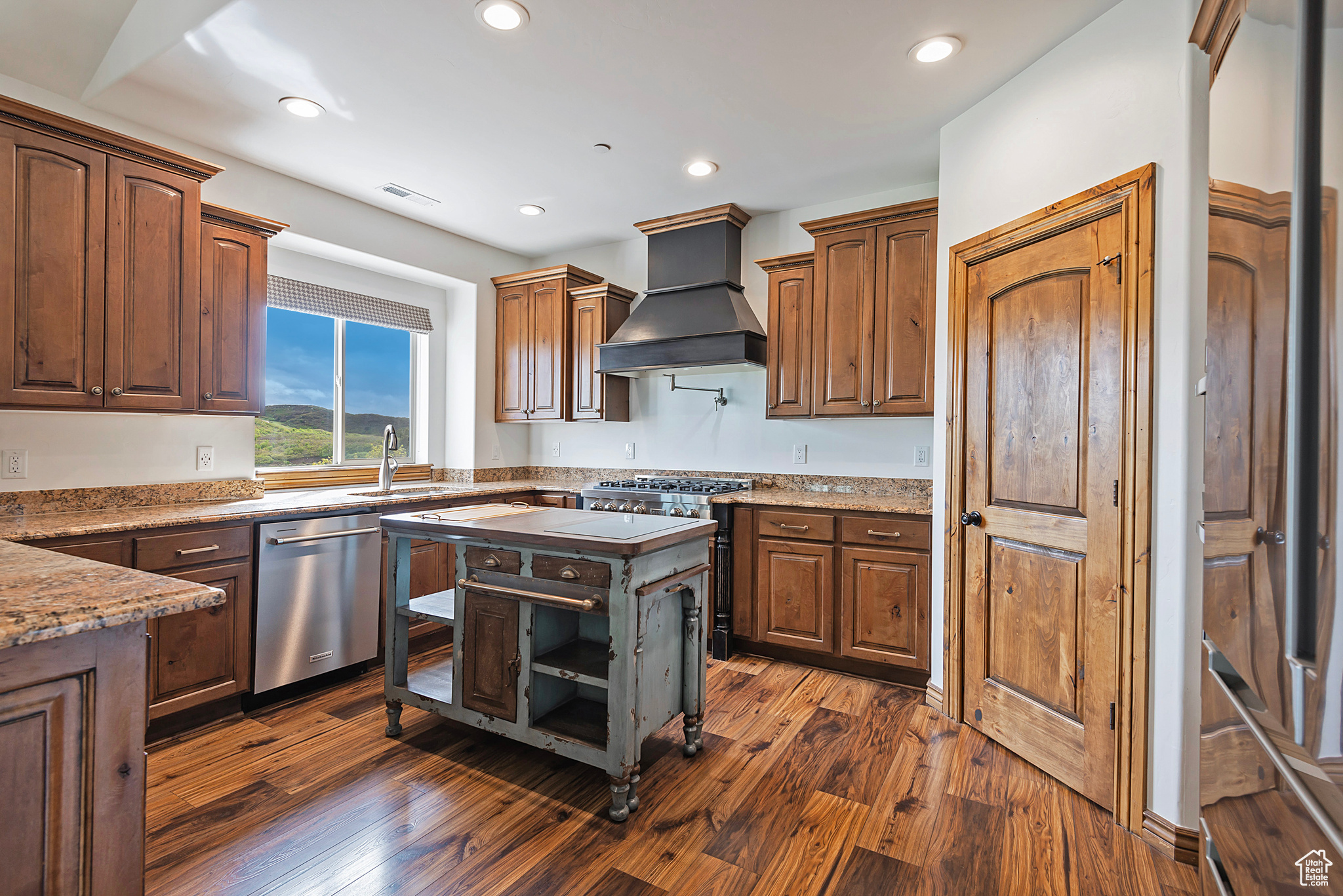 1604 E TRAIL CREST CT