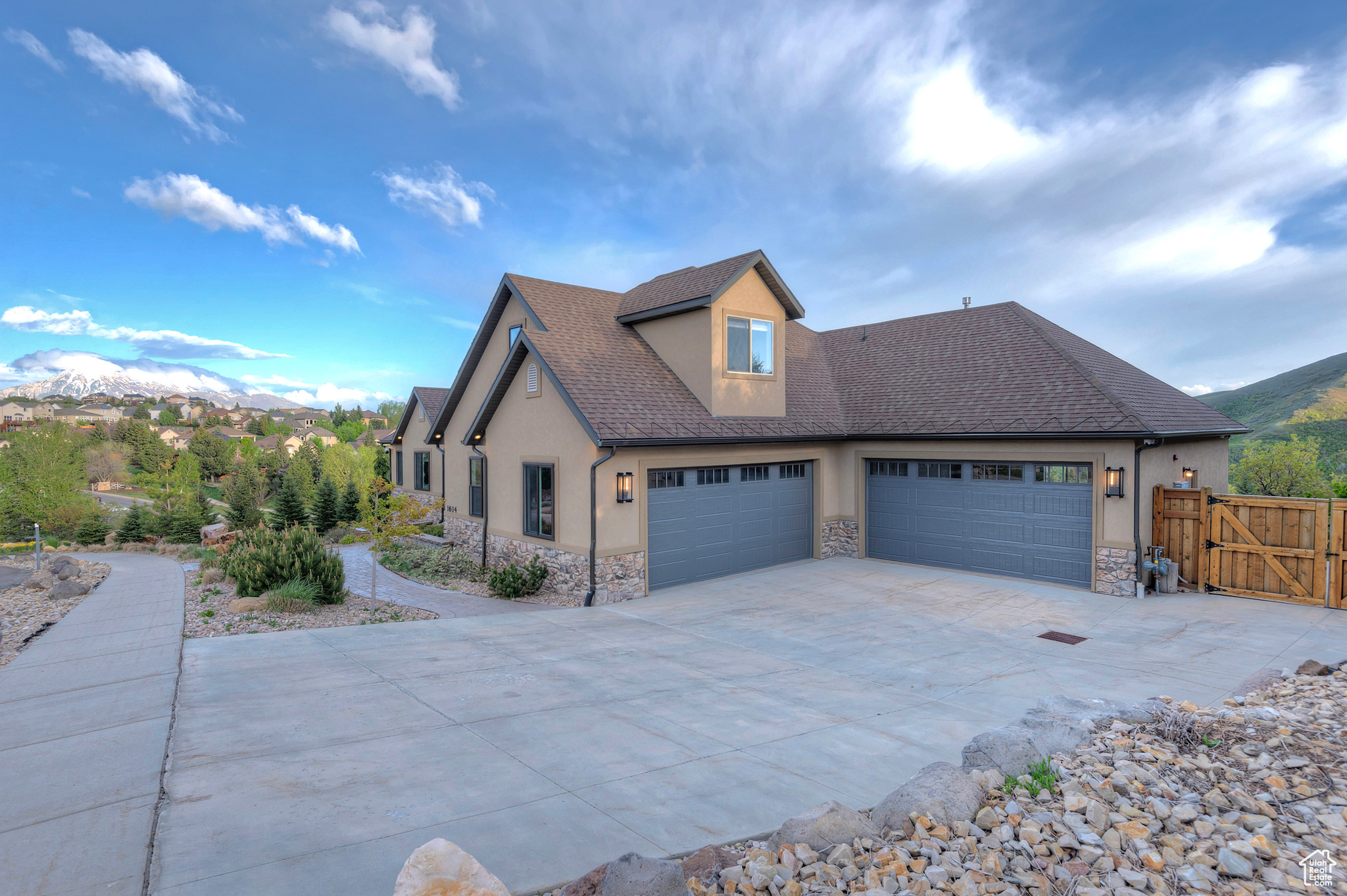 1604 E TRAIL CREST CT