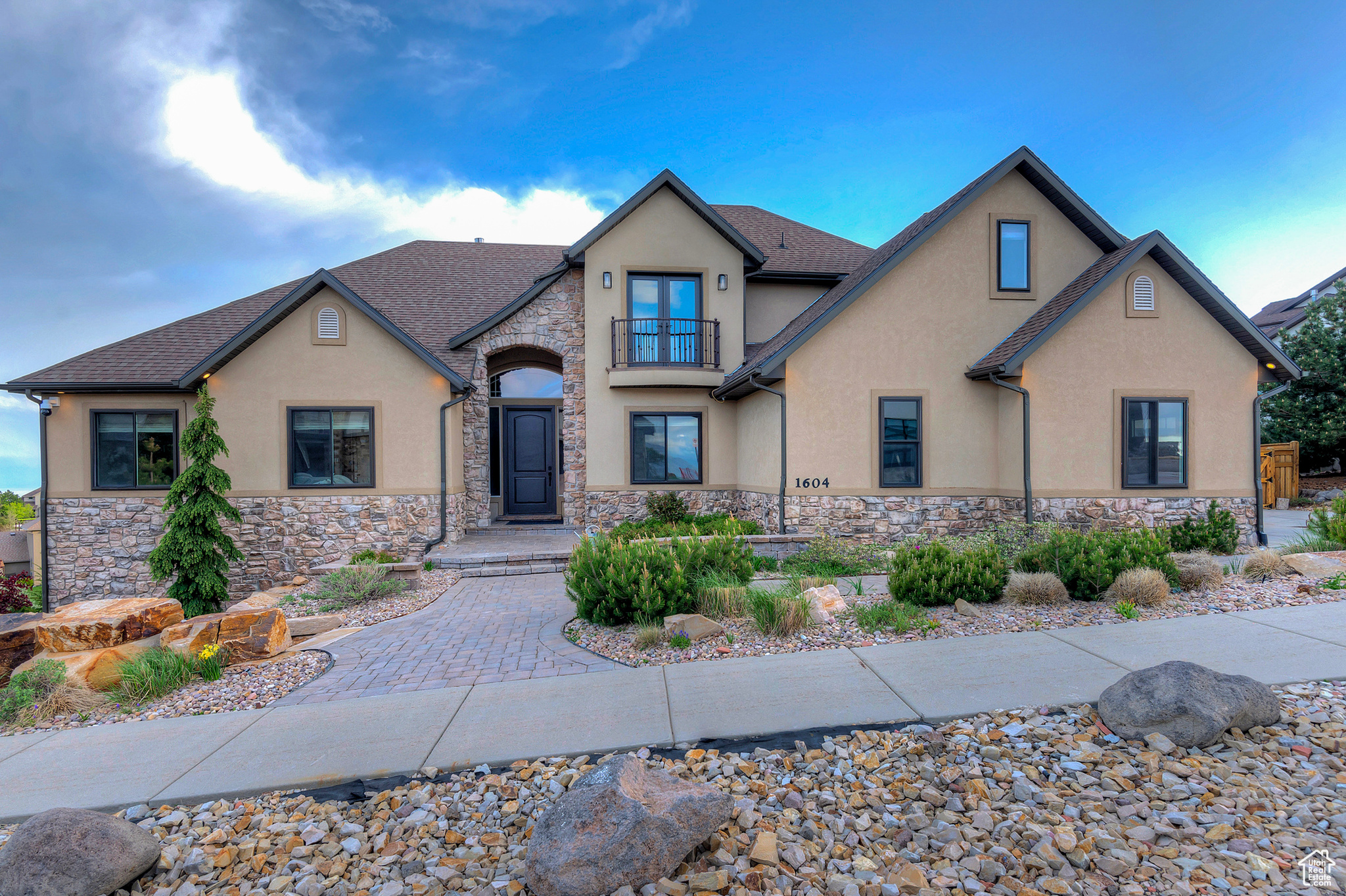 1604 E TRAIL CREST CT