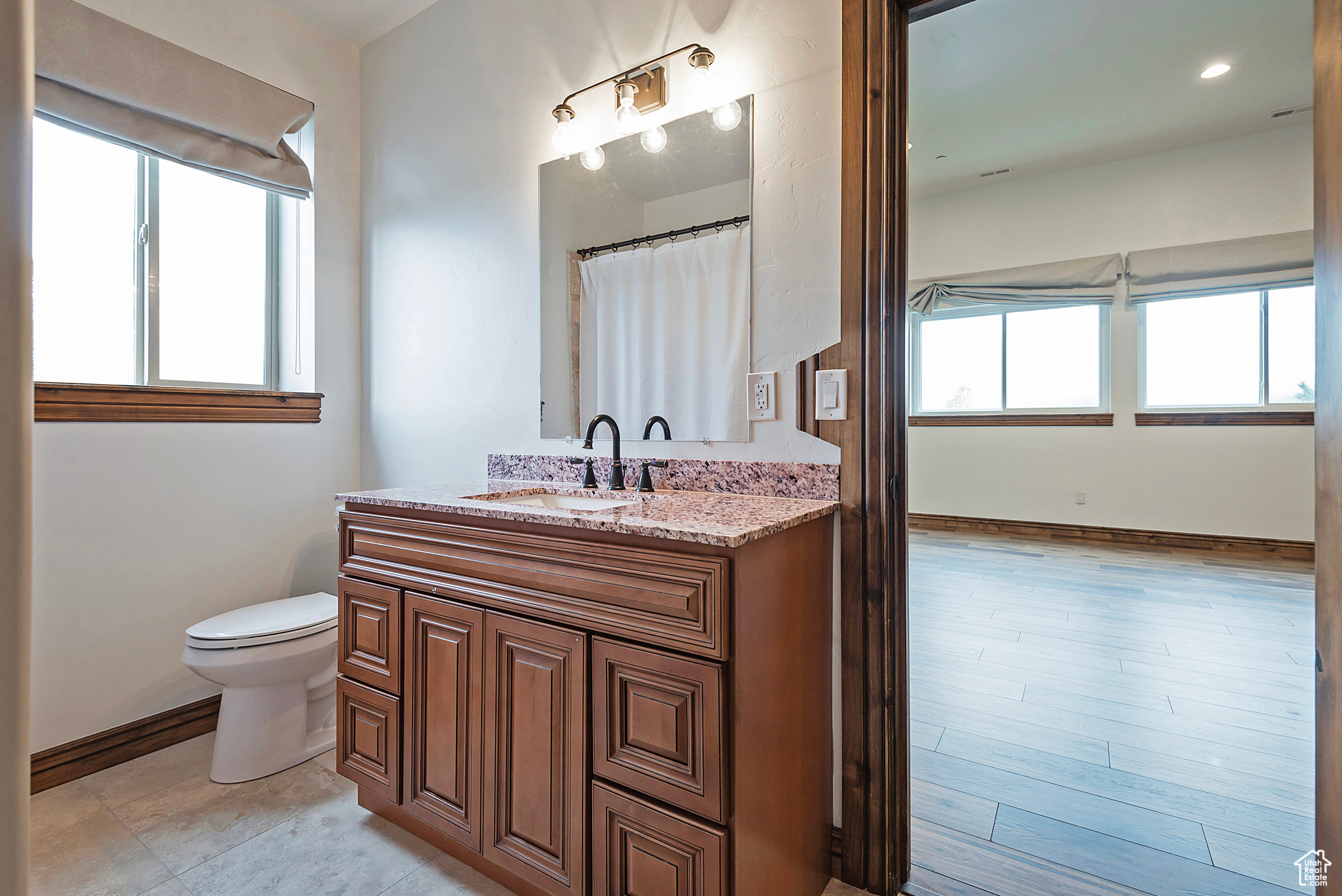 1604 E TRAIL CREST CT