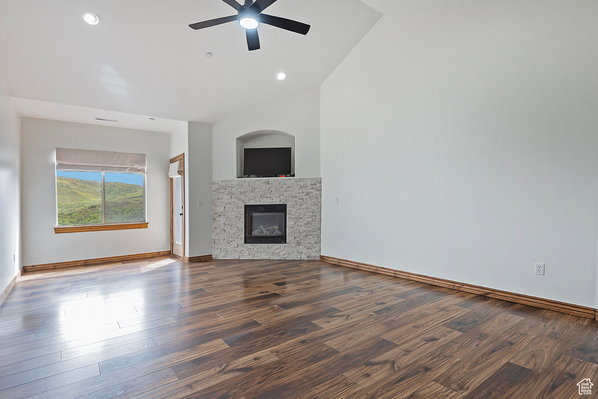 1604 E TRAIL CREST CT