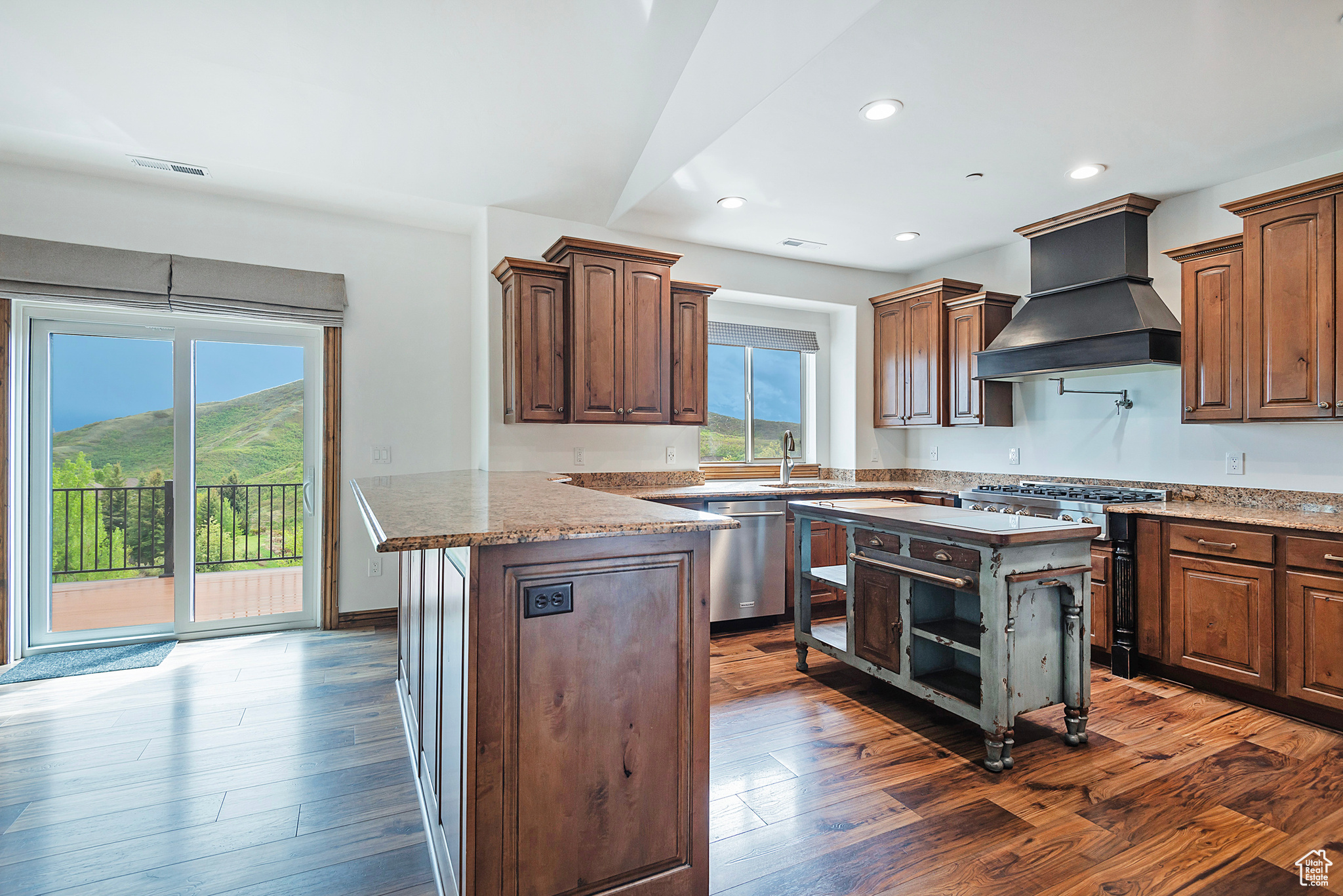 1604 E TRAIL CREST CT