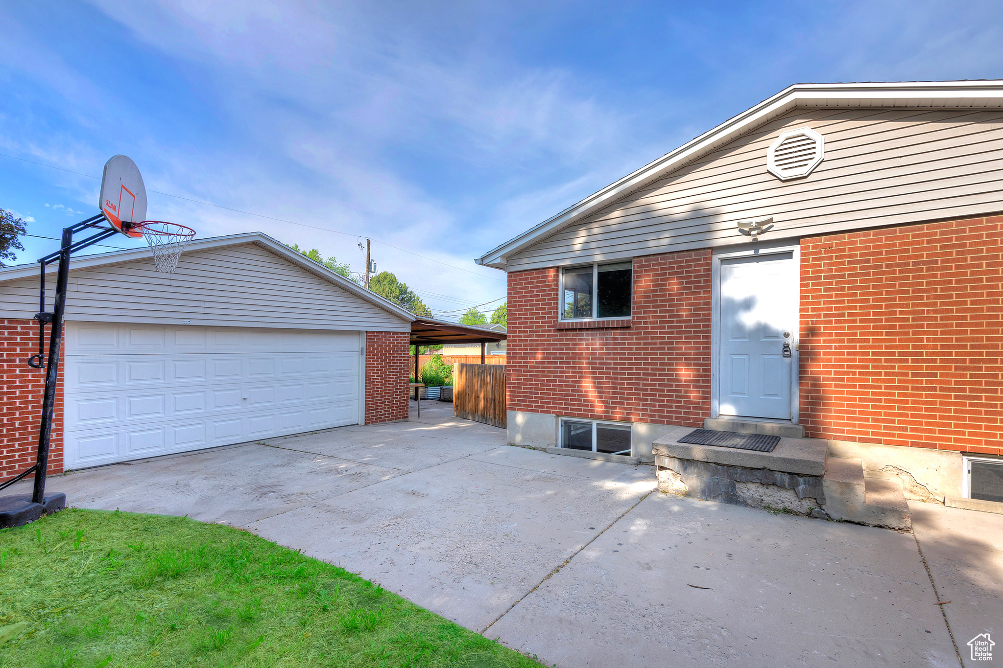628 E WYANDOTTE AVE