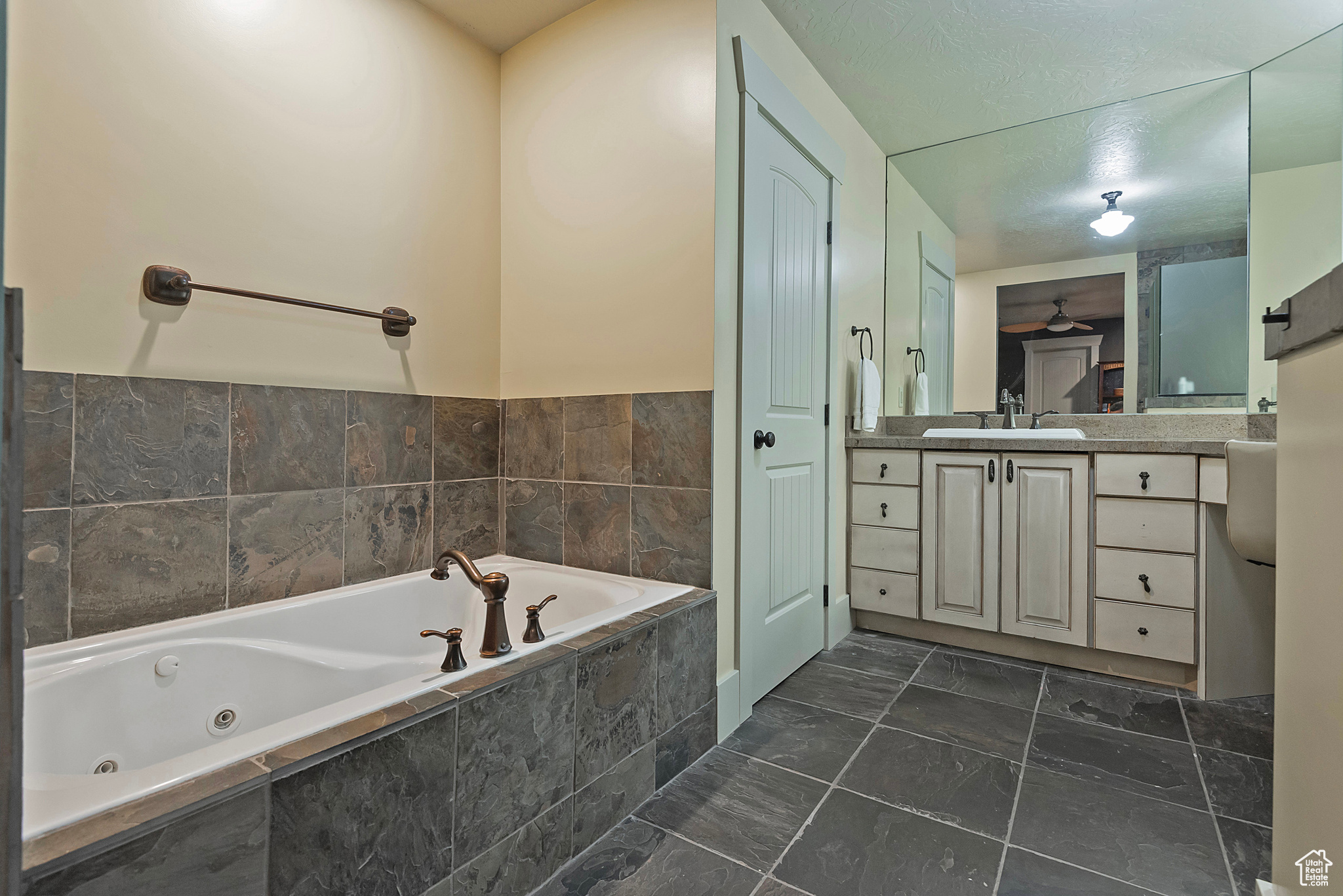 4436 E KENBRIDGE CT.