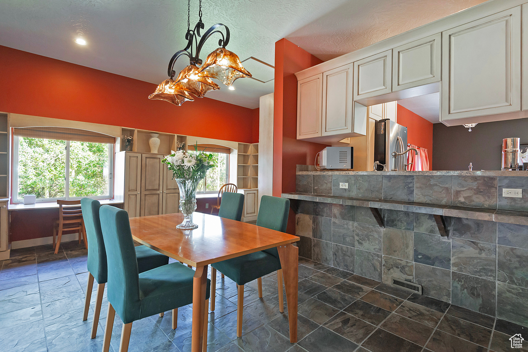 4436 E KENBRIDGE CT.