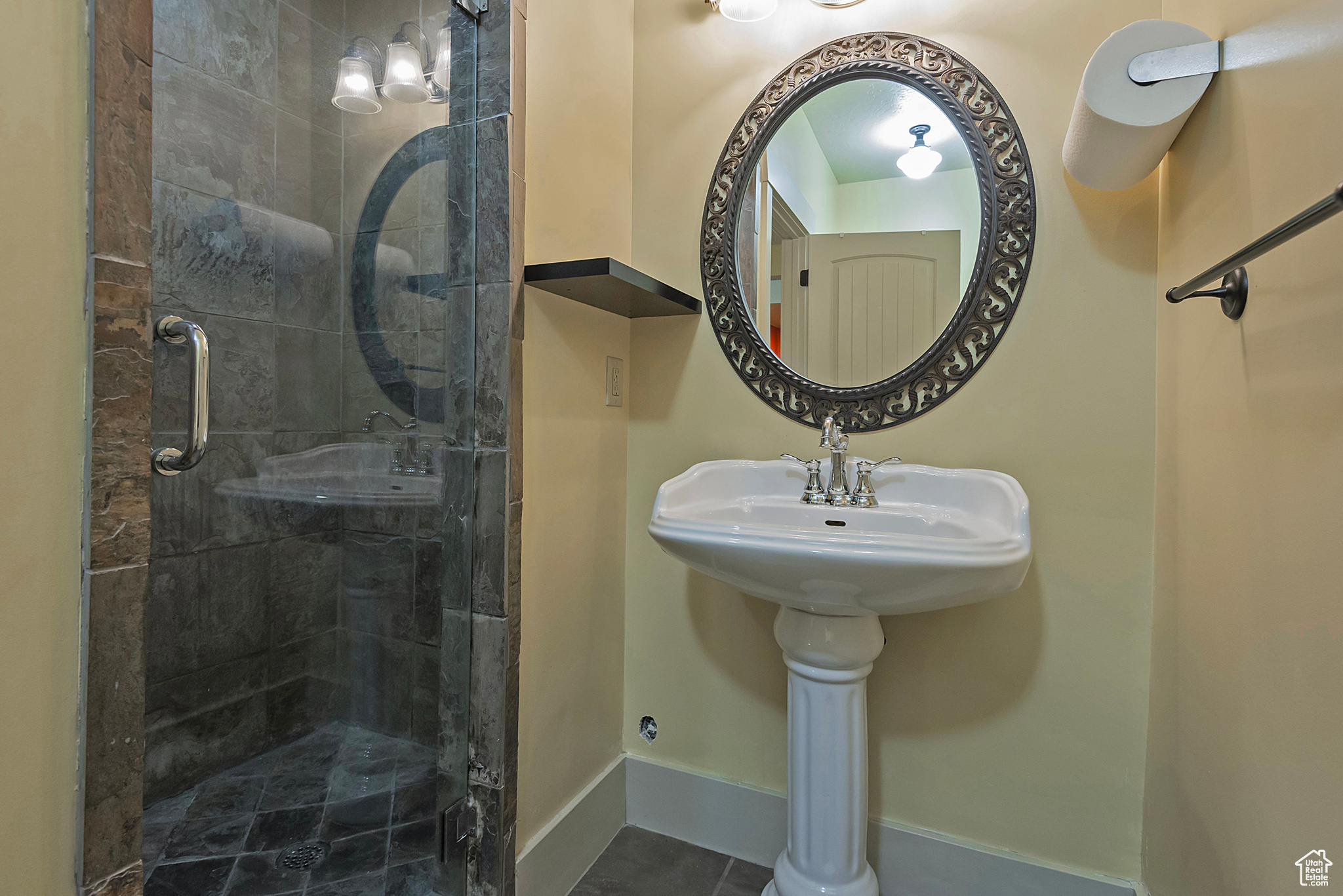 4436 E KENBRIDGE CT.