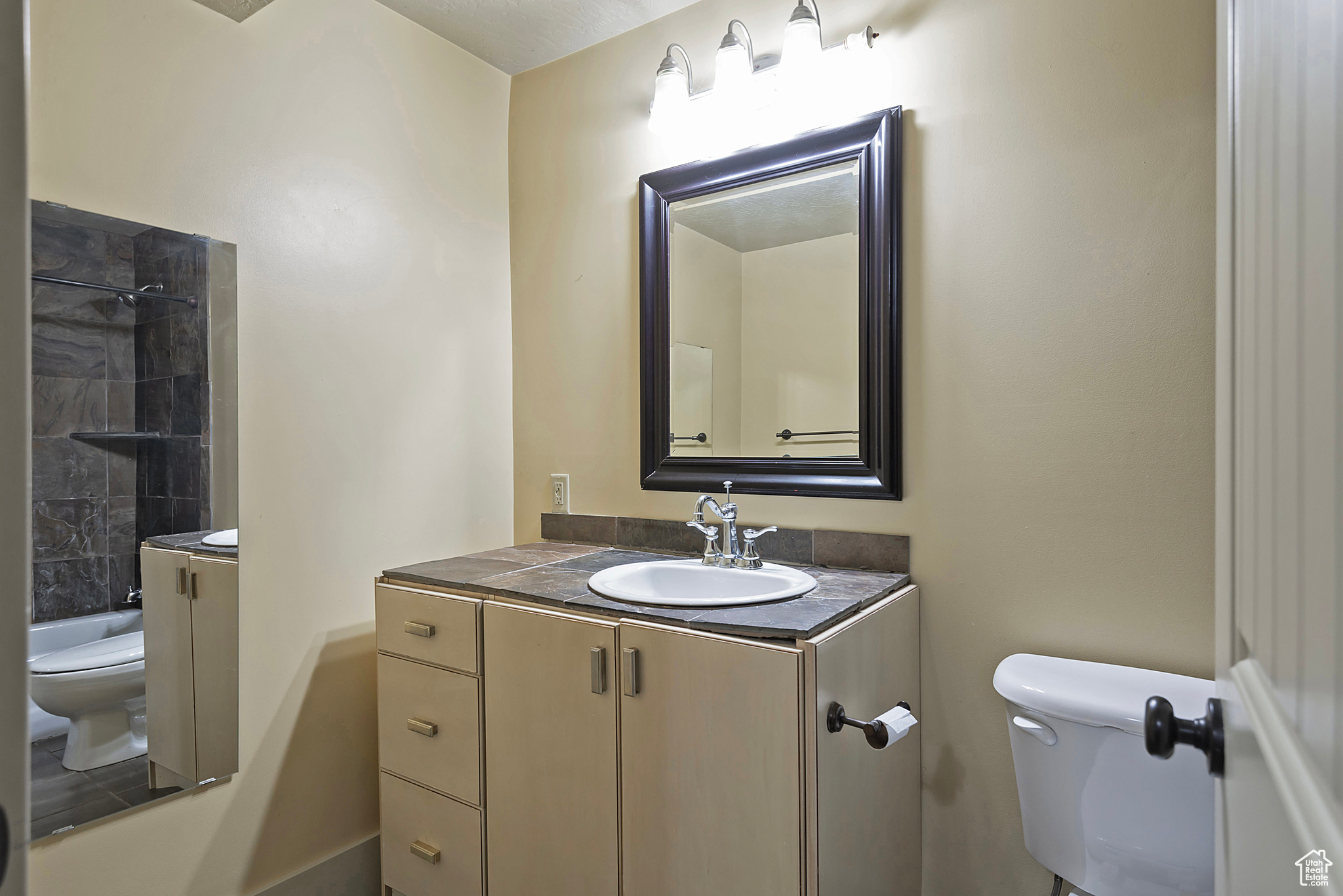 4436 E KENBRIDGE CT.