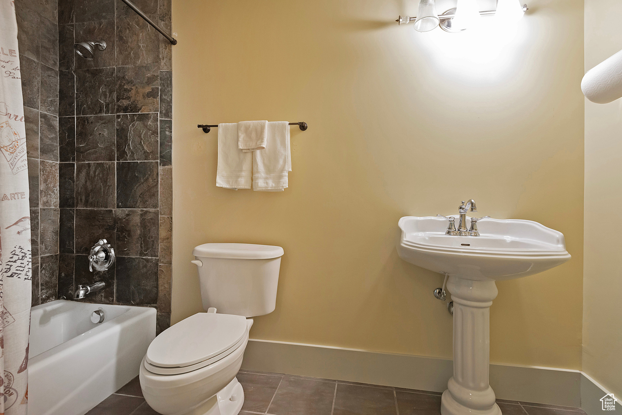 4436 E KENBRIDGE CT.