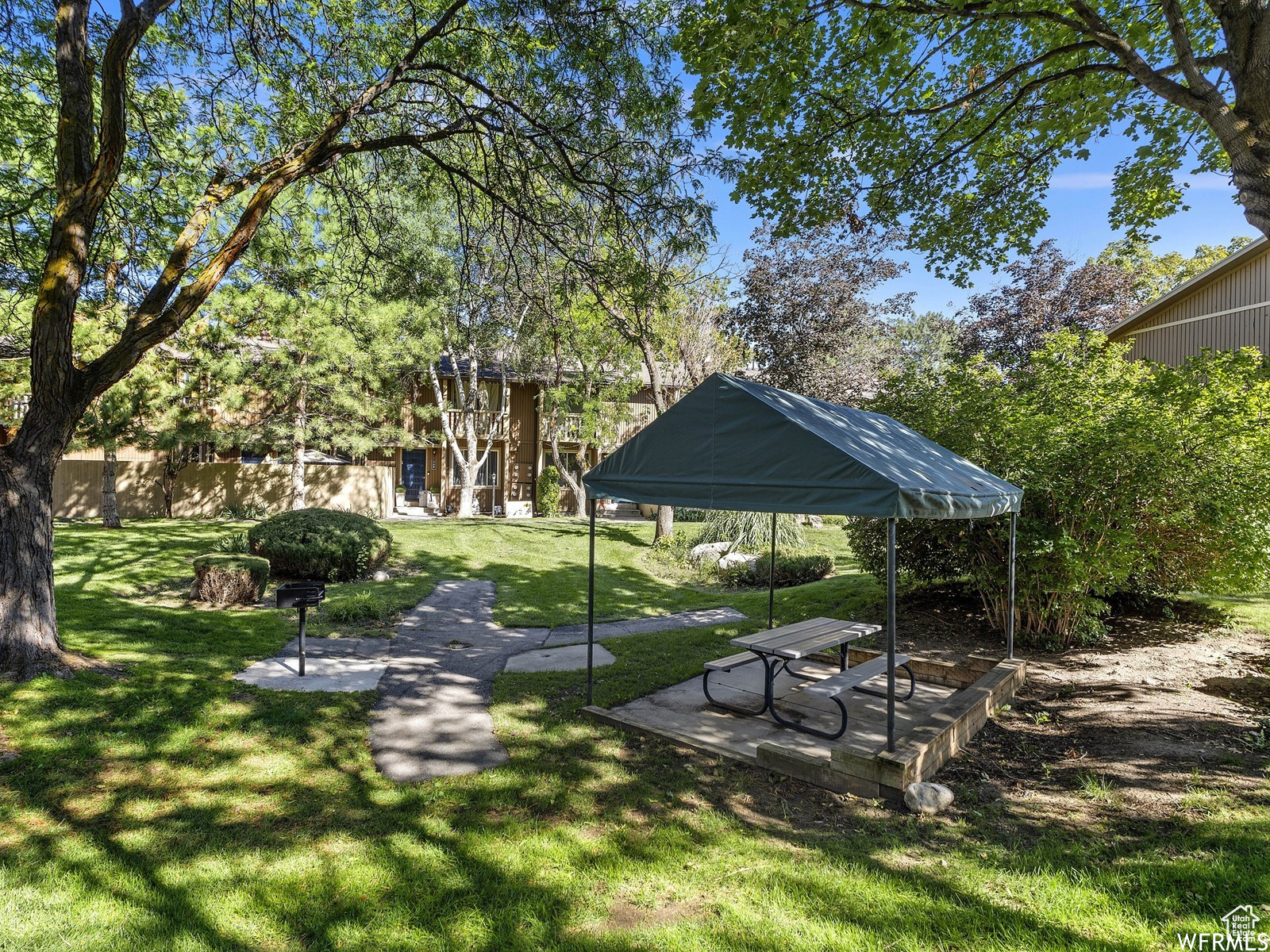 618 E COBBLESTONE LN