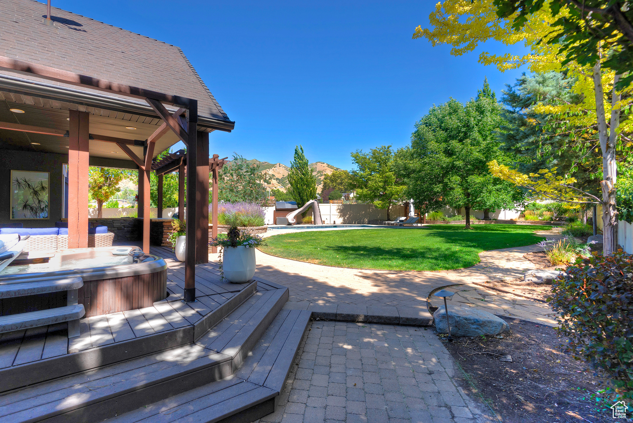 2438 E WOODWILLOW CIR
