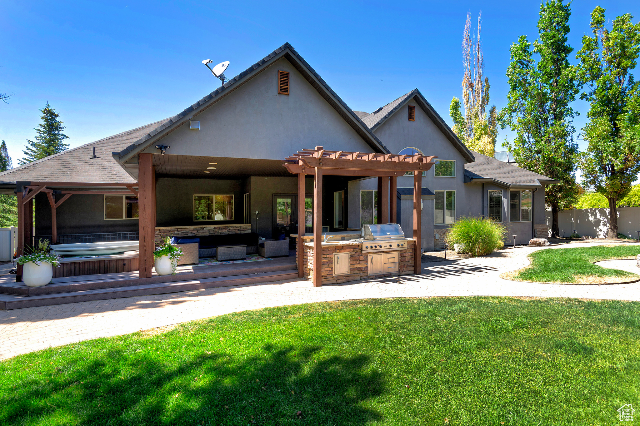 2438 E WOODWILLOW CIR
