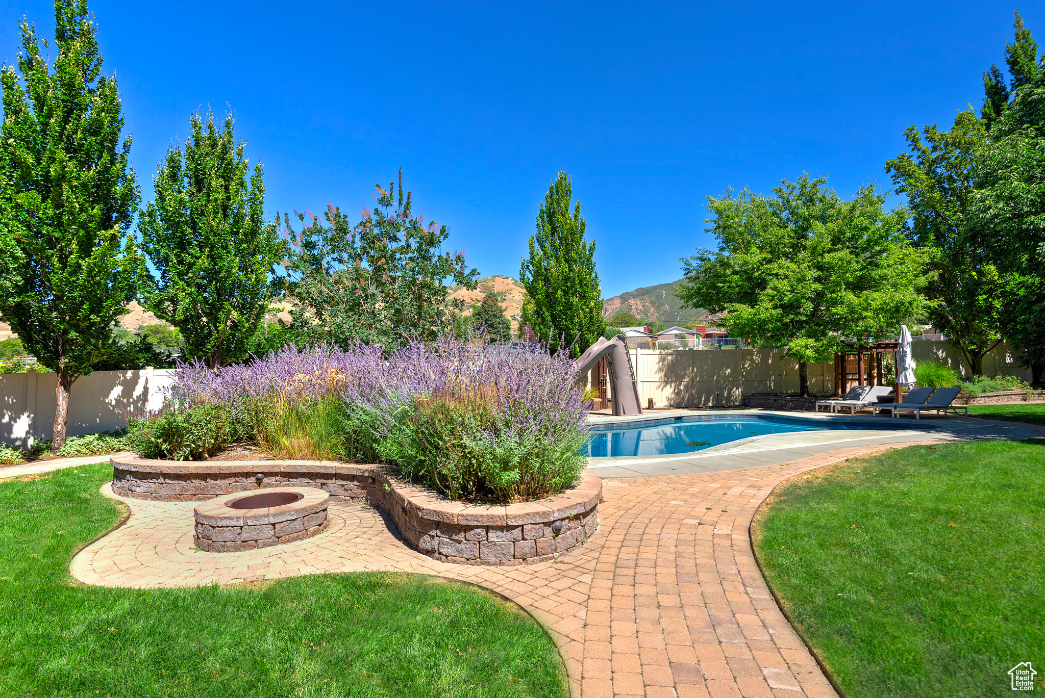 2438 E WOODWILLOW CIR
