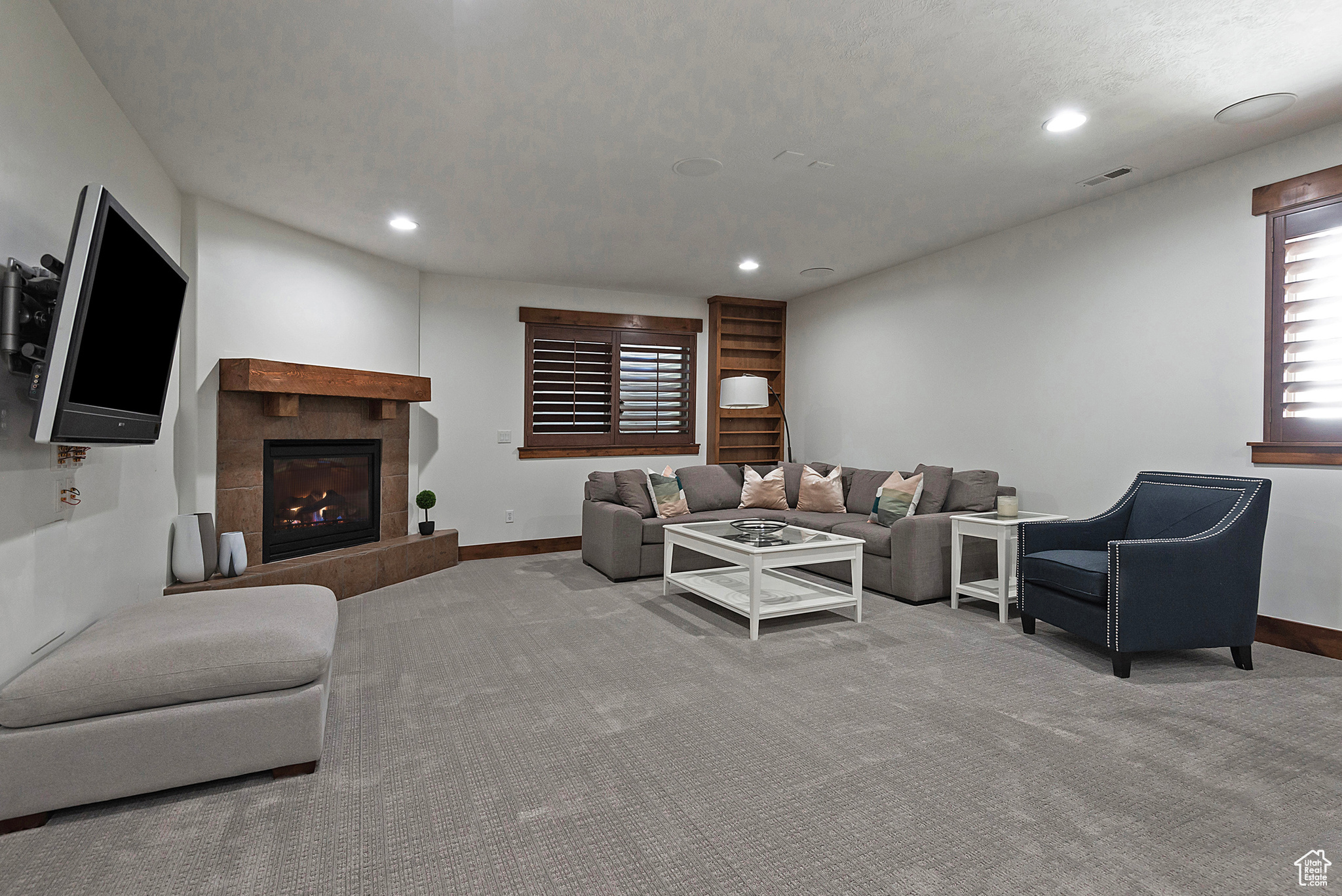 2438 E WOODWILLOW CIR