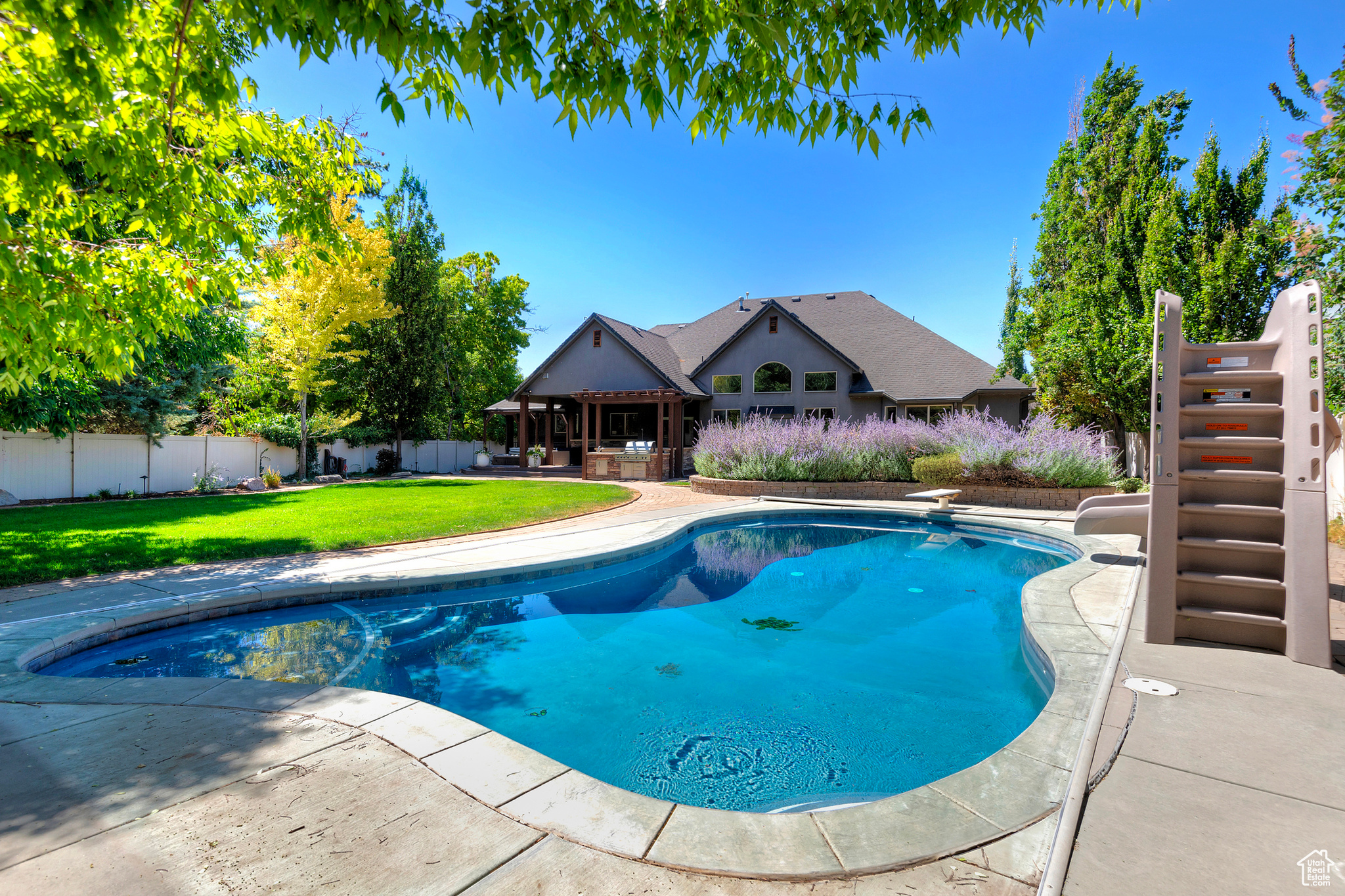 2438 E WOODWILLOW CIR