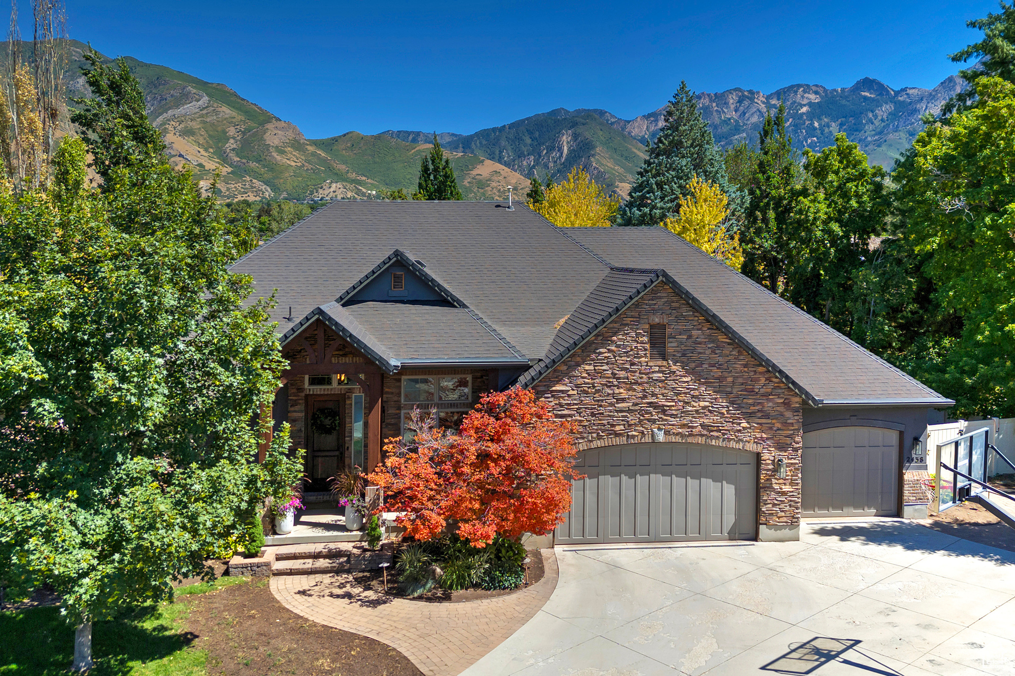 2438 E WOODWILLOW CIR