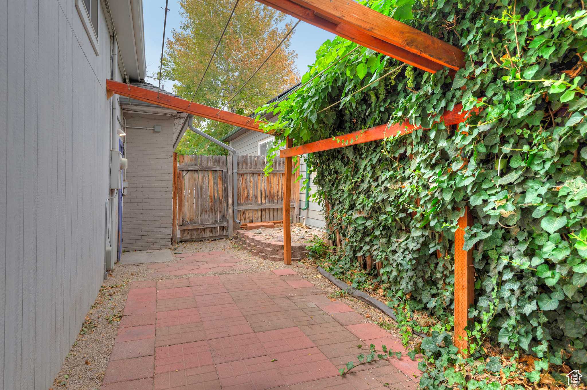 1172 E BRYAN AVE