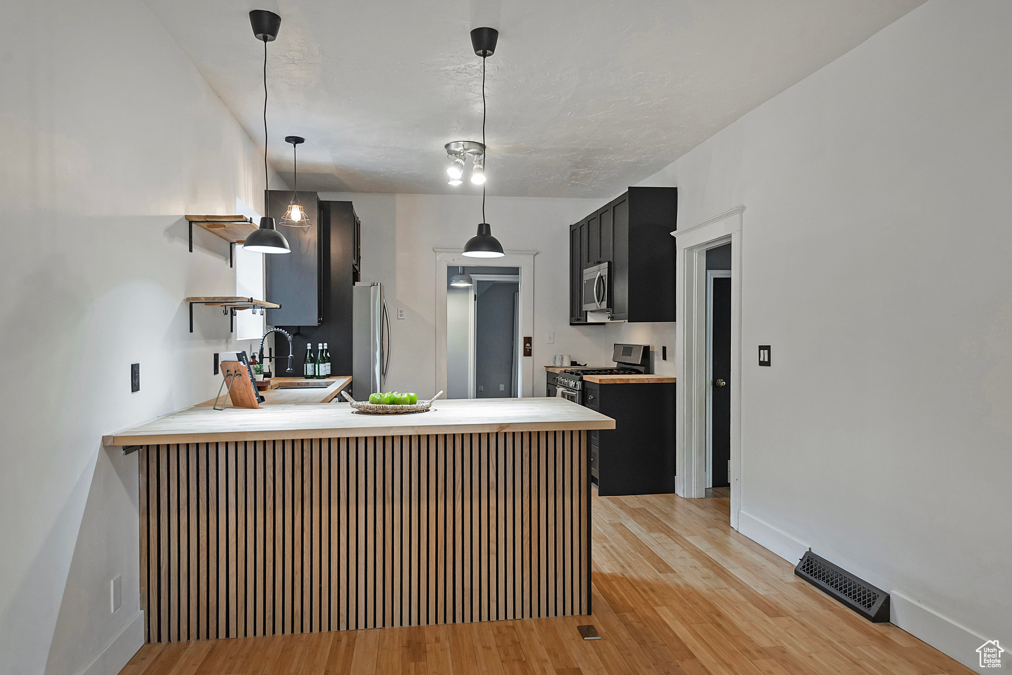 1172 E BRYAN AVE