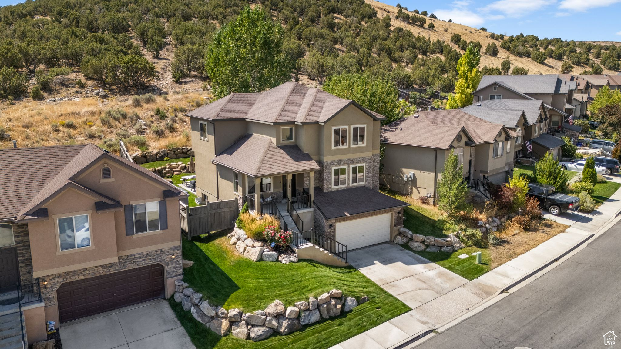 3032 E LOOKOUT DR