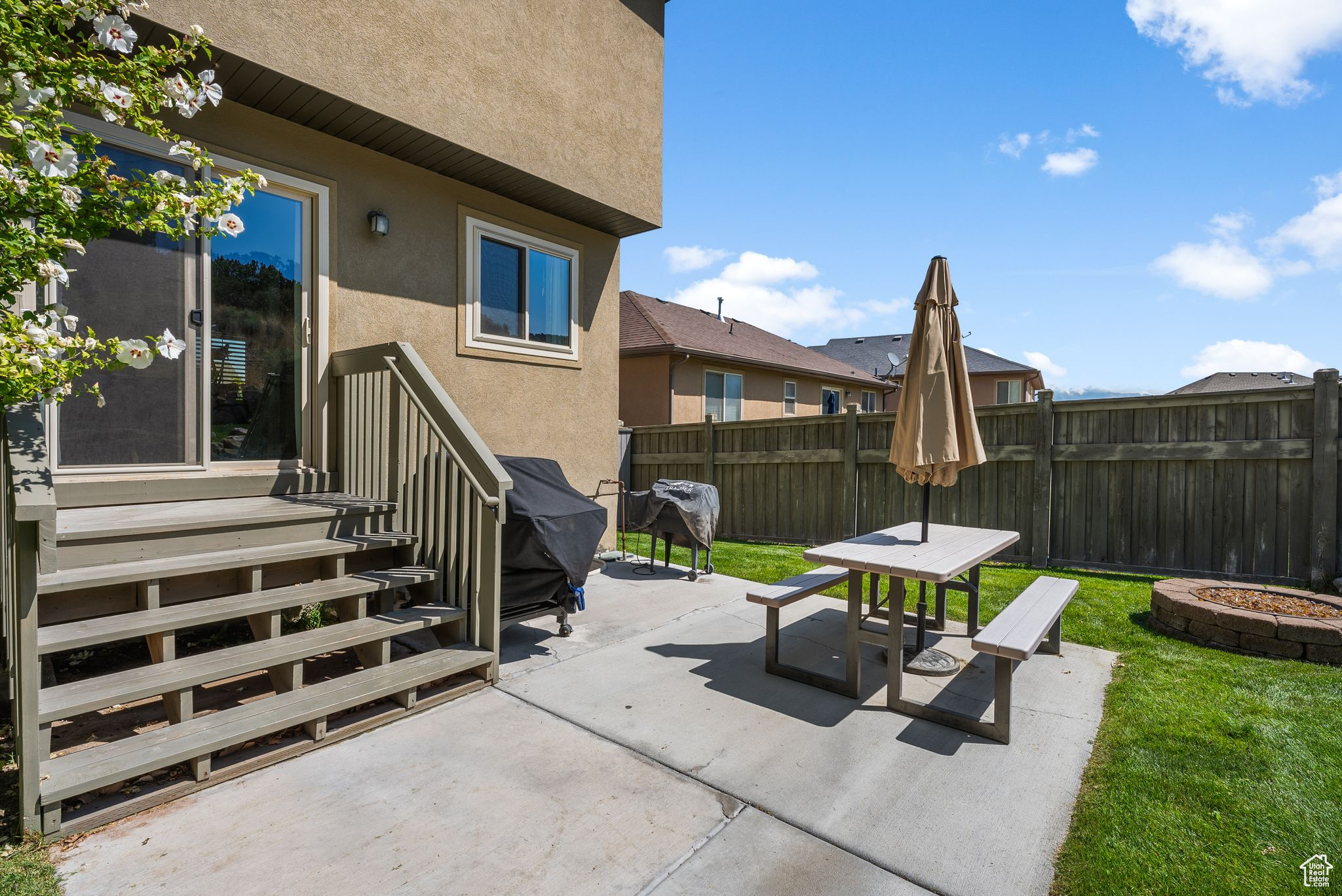 3032 E LOOKOUT DR