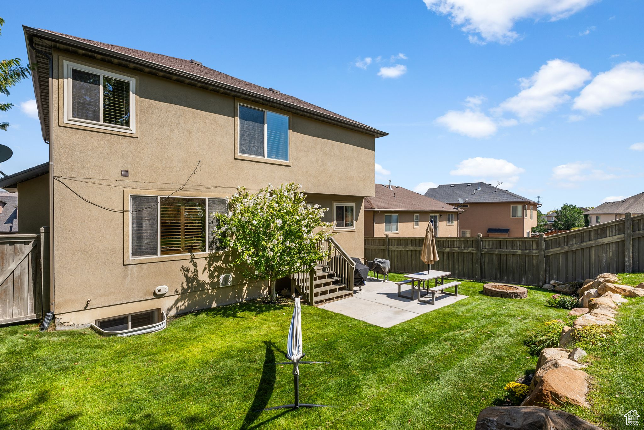 3032 E LOOKOUT DR