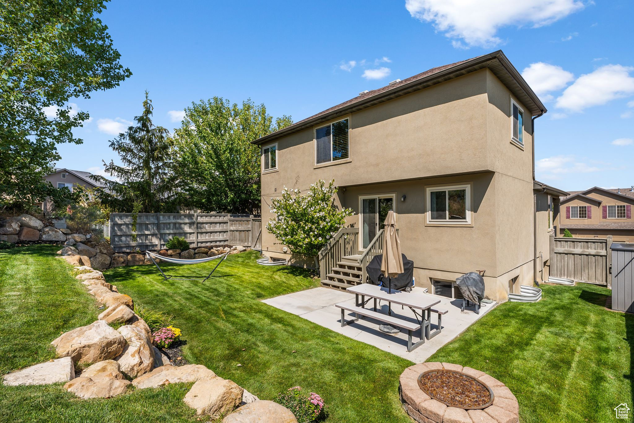 3032 E LOOKOUT DR