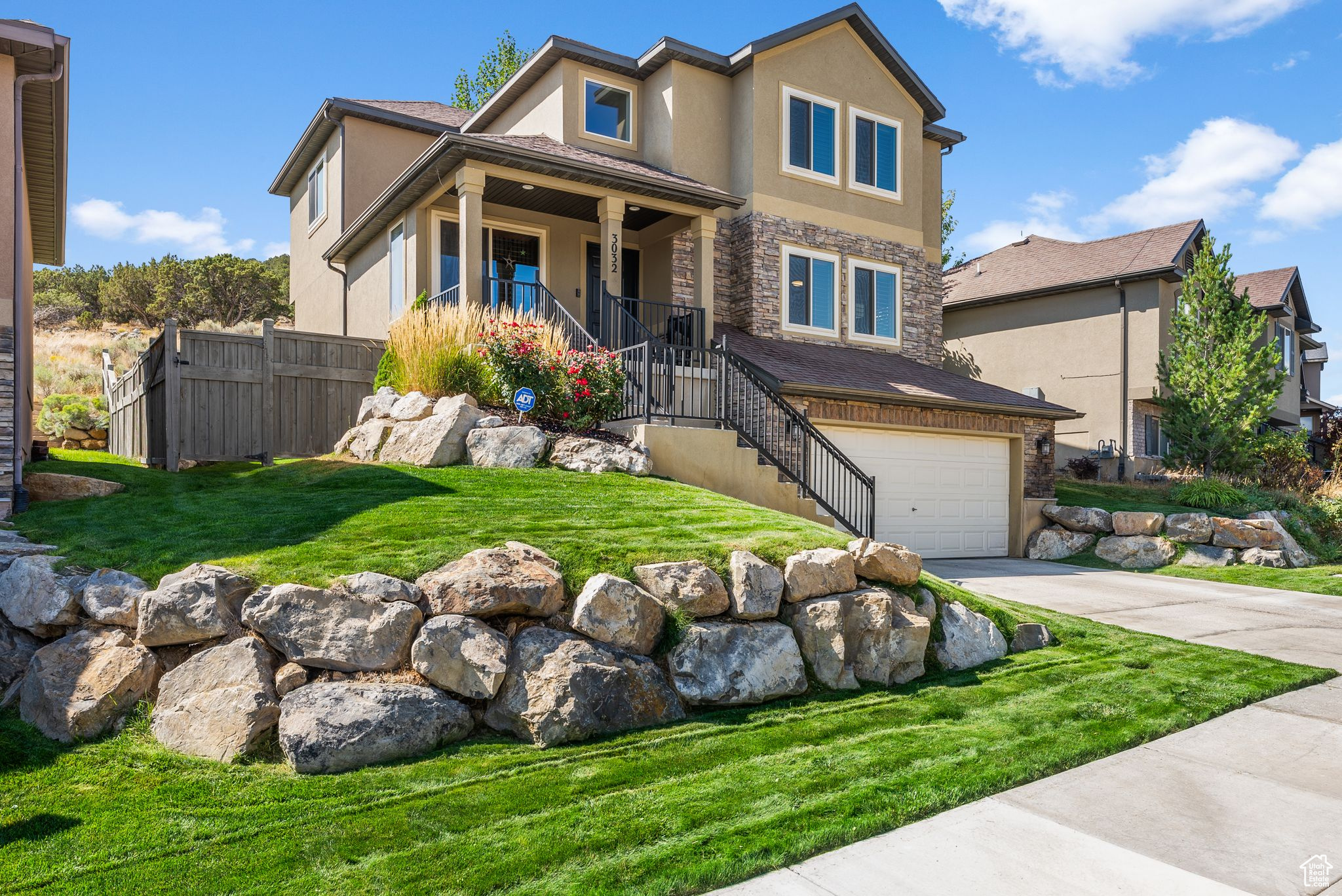 3032 E LOOKOUT DR