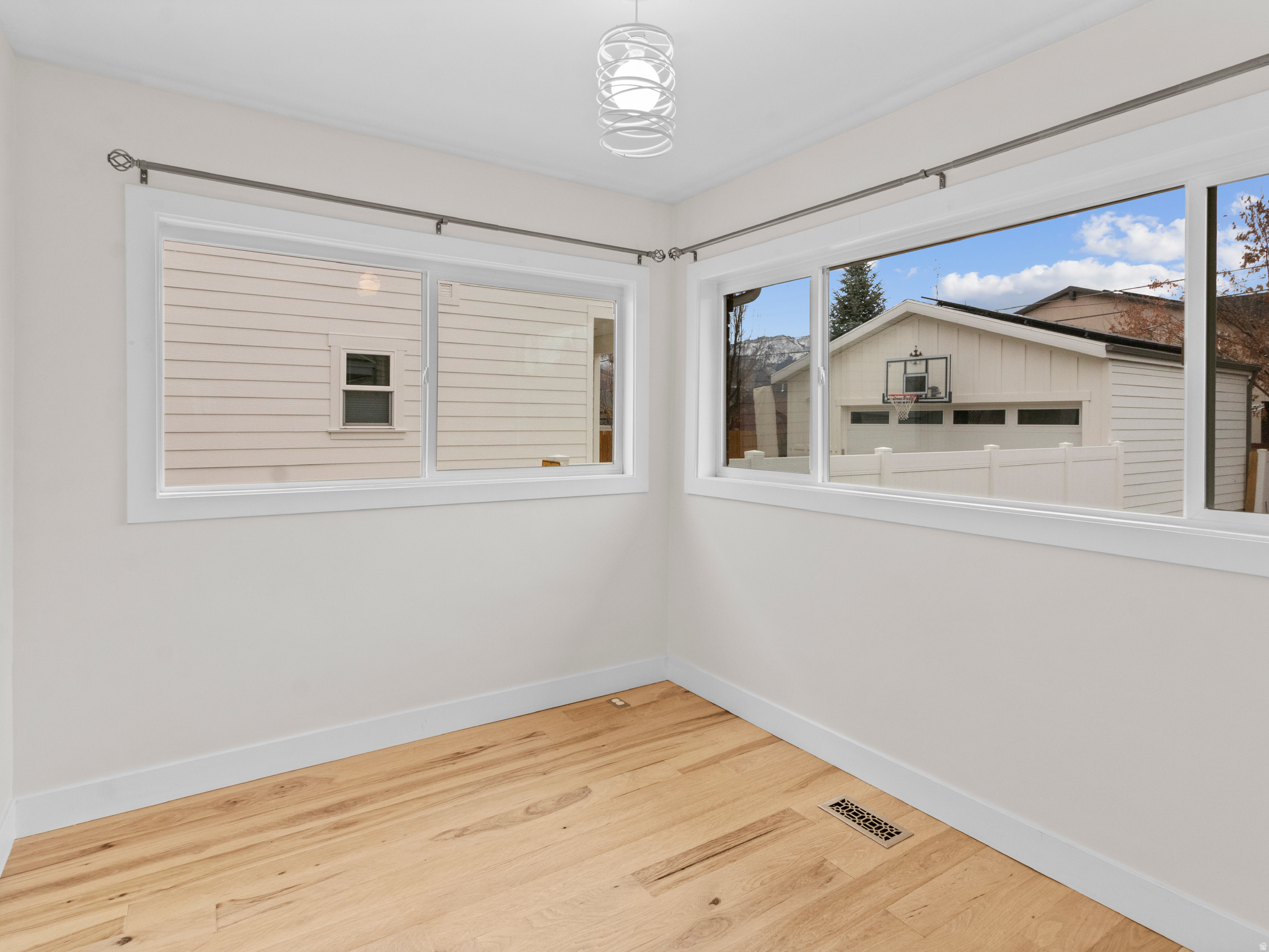 1648 E ROOSEVELT AVE