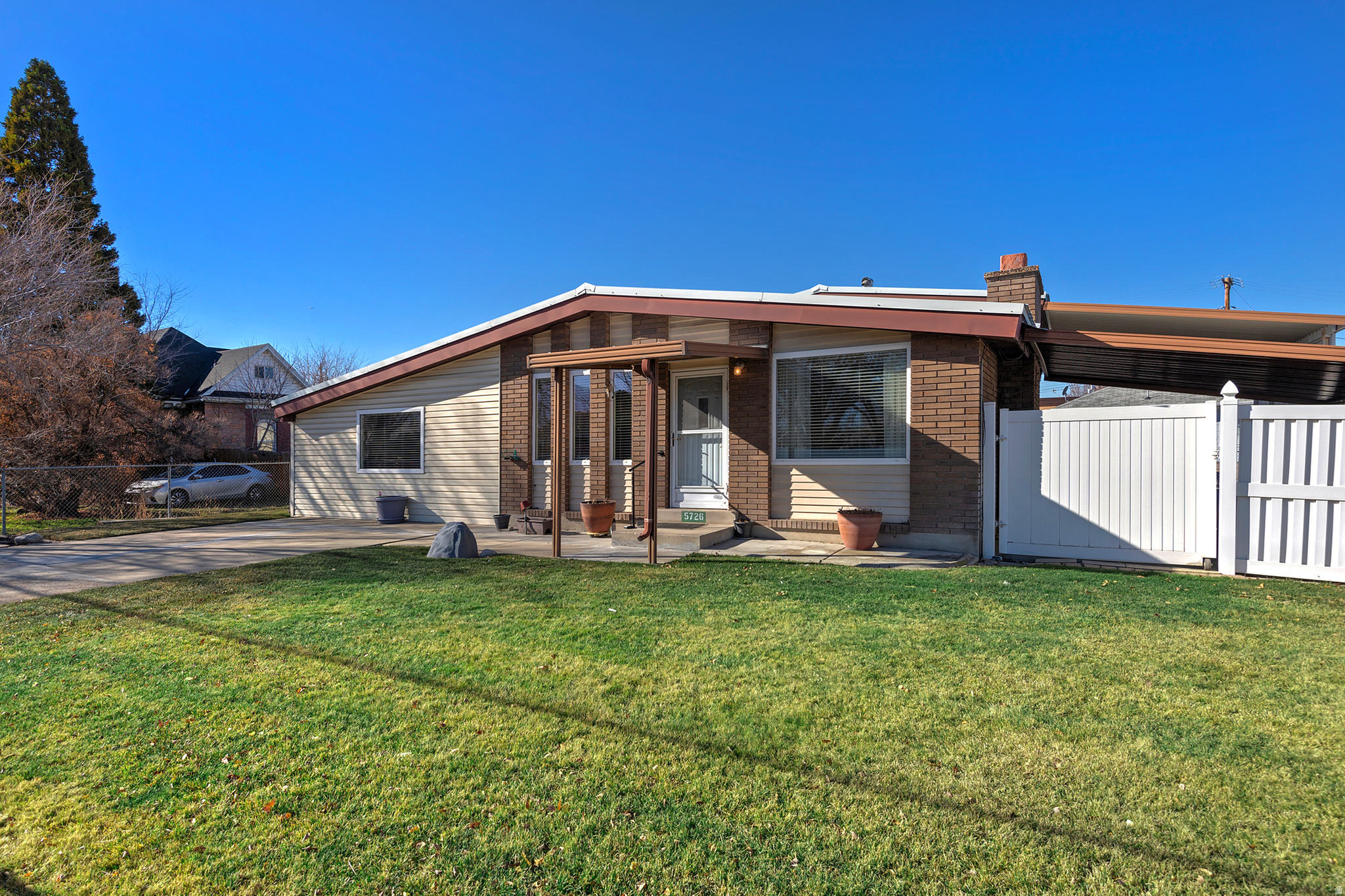 5726 S 700 W