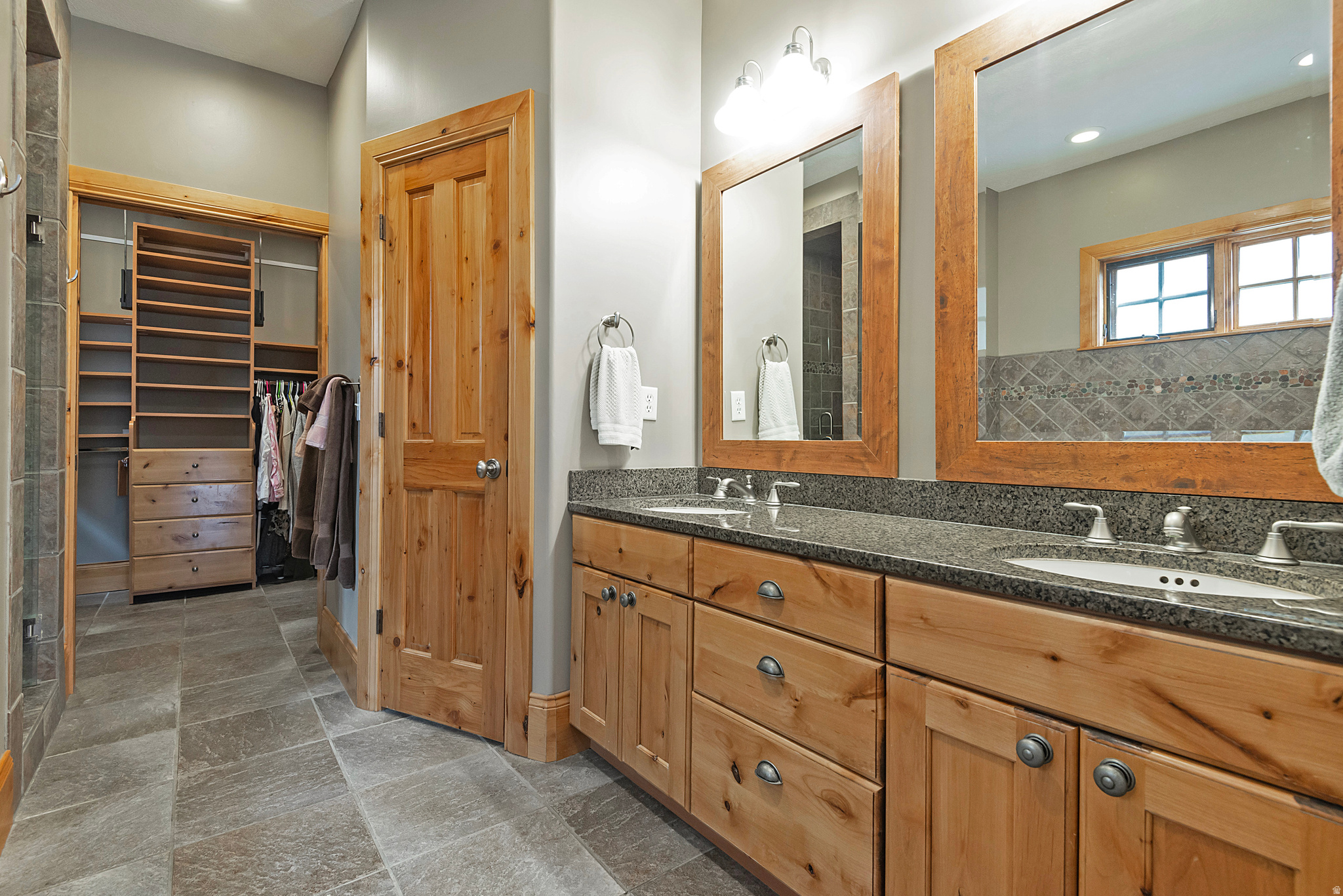 606 E HOLLY HAVEN CIR