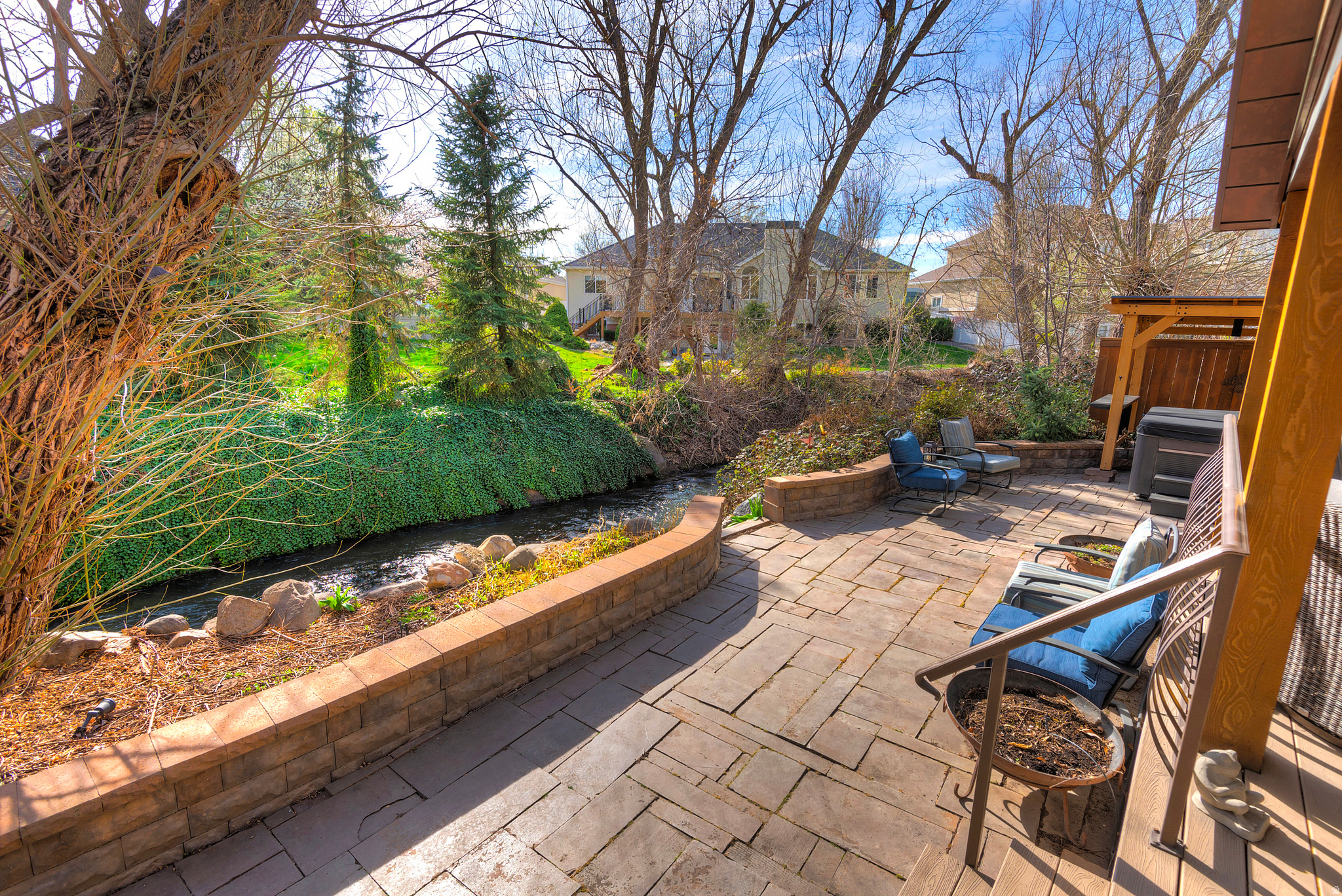 606 E HOLLY HAVEN CIR